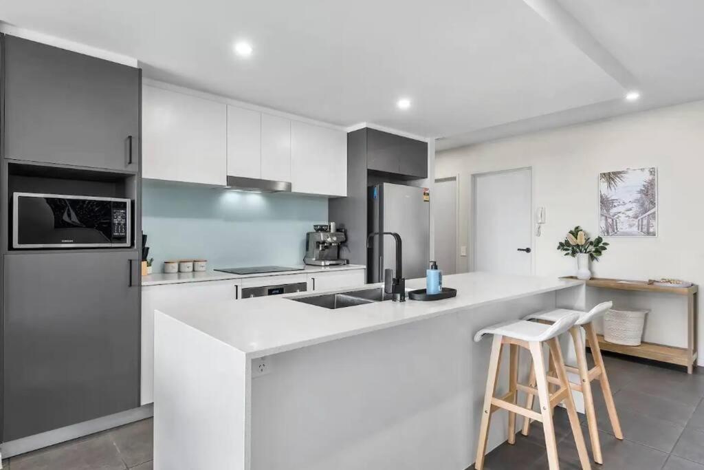 Modern Coastal Apartment - Walk to beach and shops