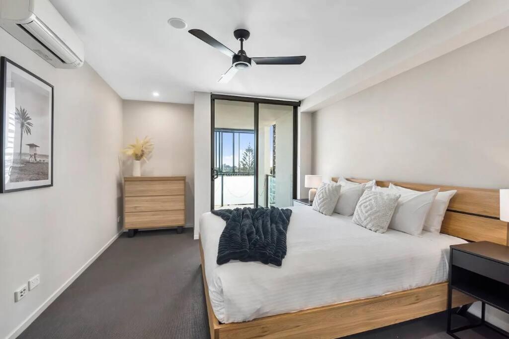 Modern Coastal Apartment - Walk to beach and shops
