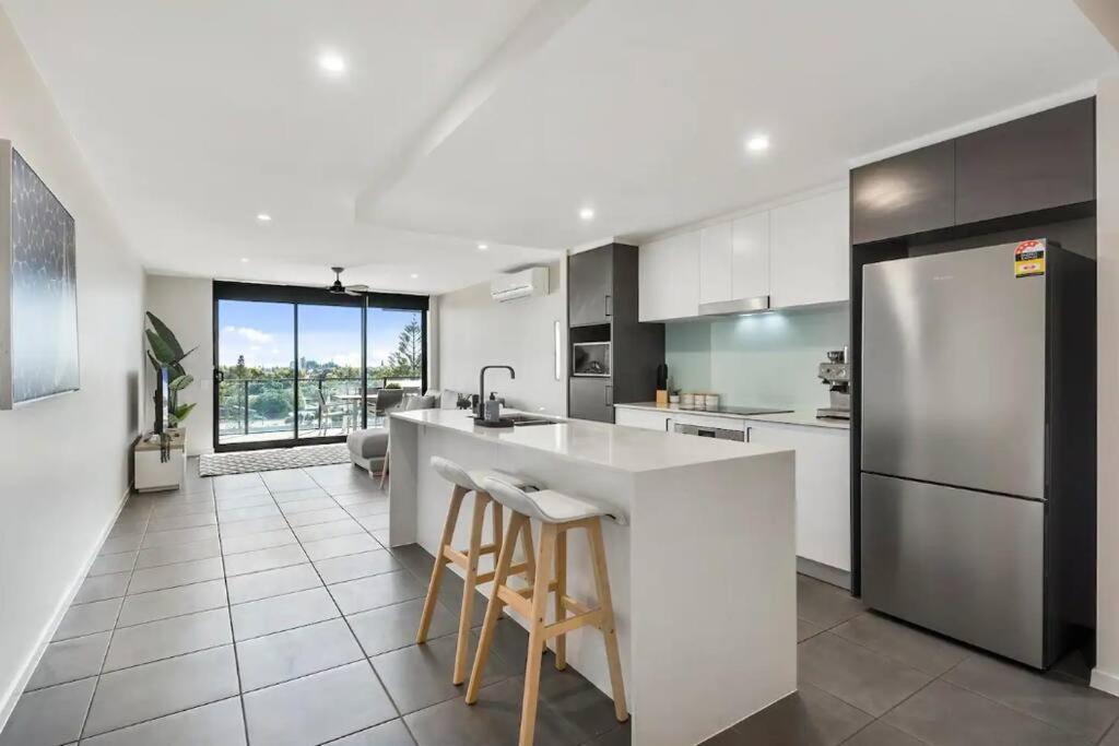 Modern Coastal Apartment - Walk to beach and shops