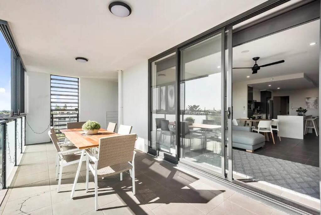 Modern Coastal Apartment - Walk to beach and shops