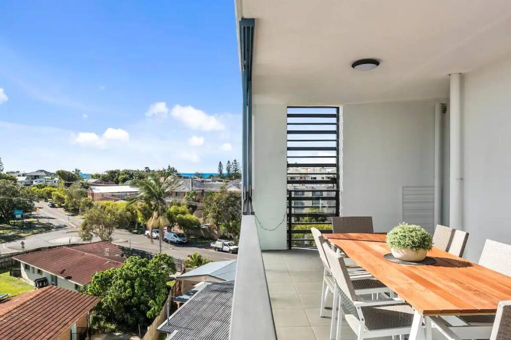 Modern Coastal Apartment - Walk to beach and shops