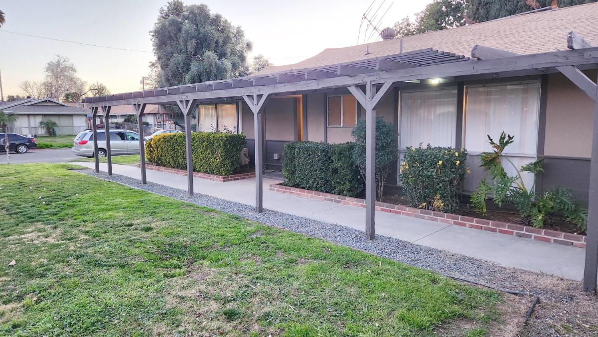 Centrally Located, 4x Queen, 300 MBPS Internet with Backyard! view 2