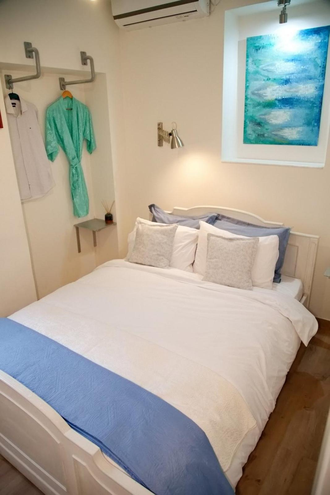 Aroura Homes Garden House 2BR 2BA Free Parking