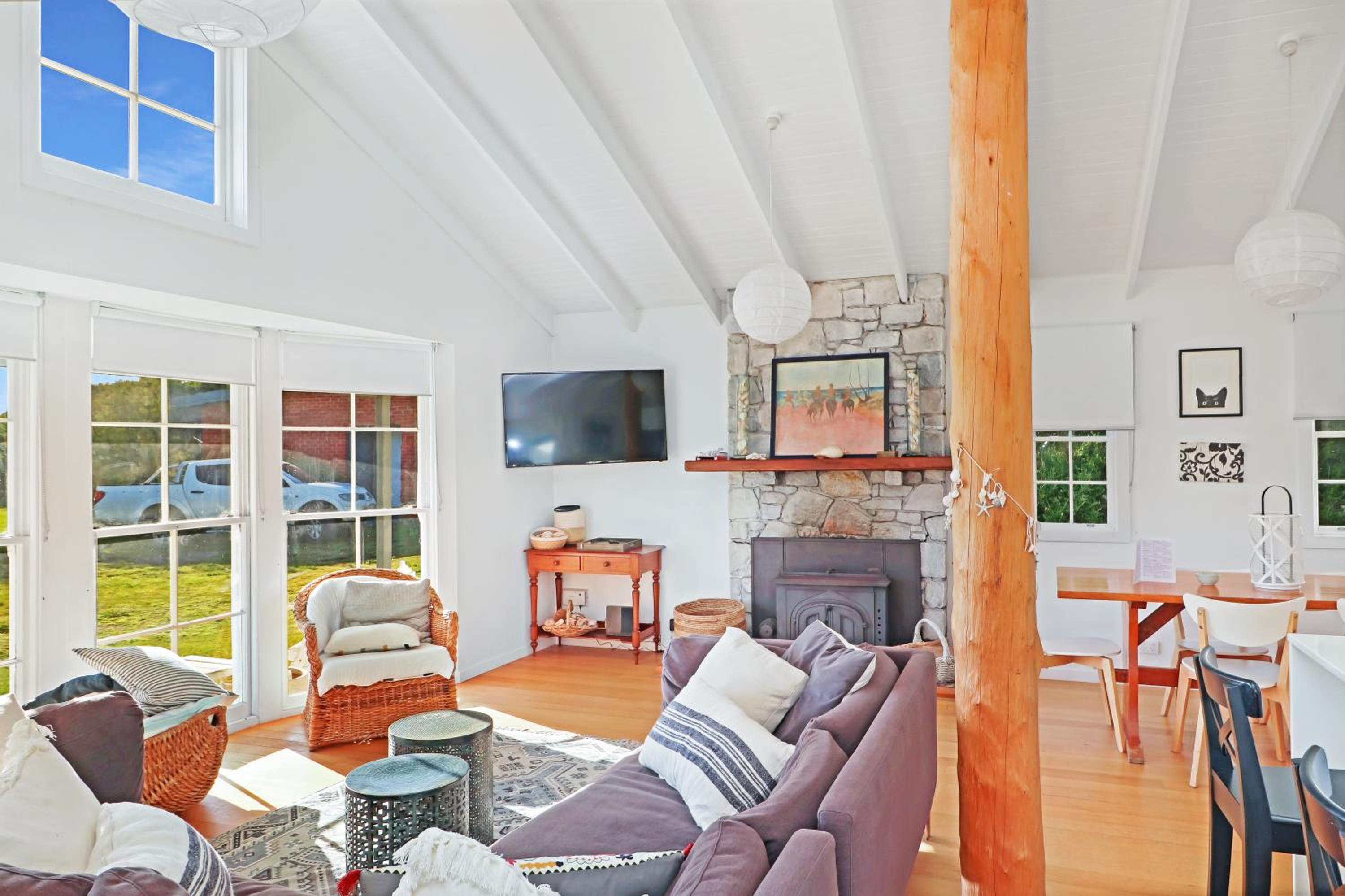 White Shell Cottage - Woodfire & Beachfront