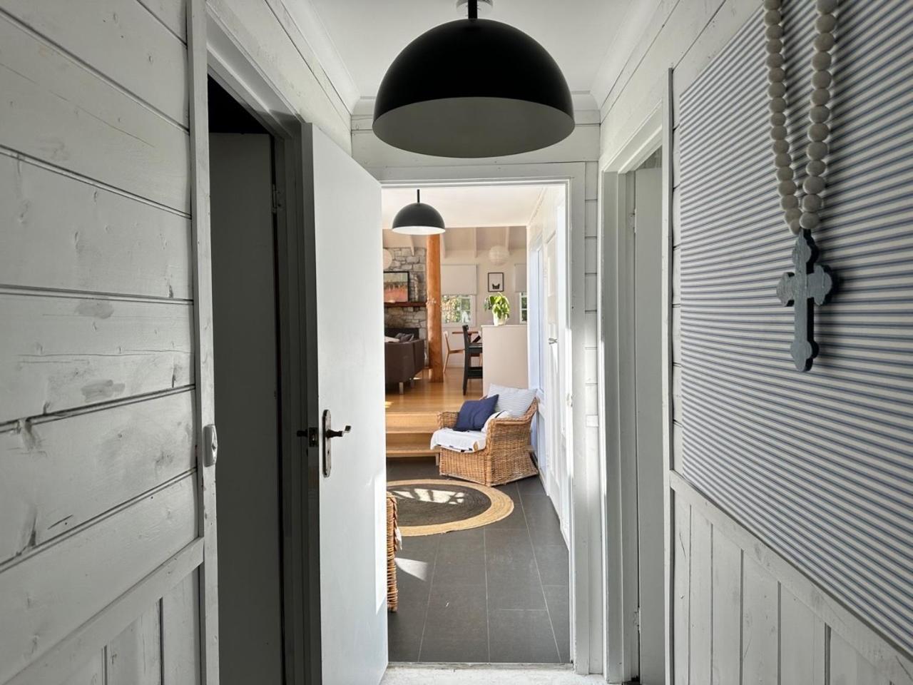 White Shell Cottage - Woodfire & Beachfront