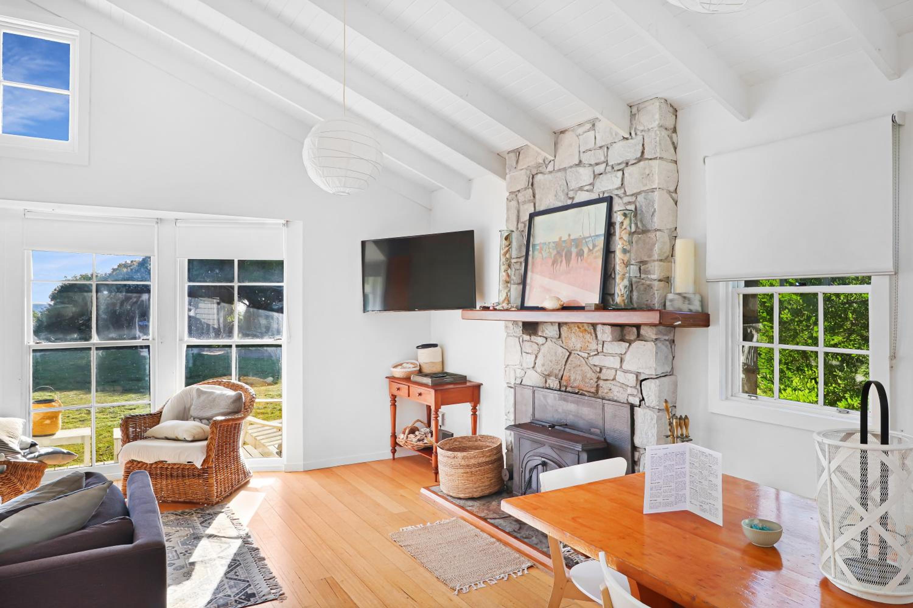 White Shell Cottage - Woodfire & Beachfront