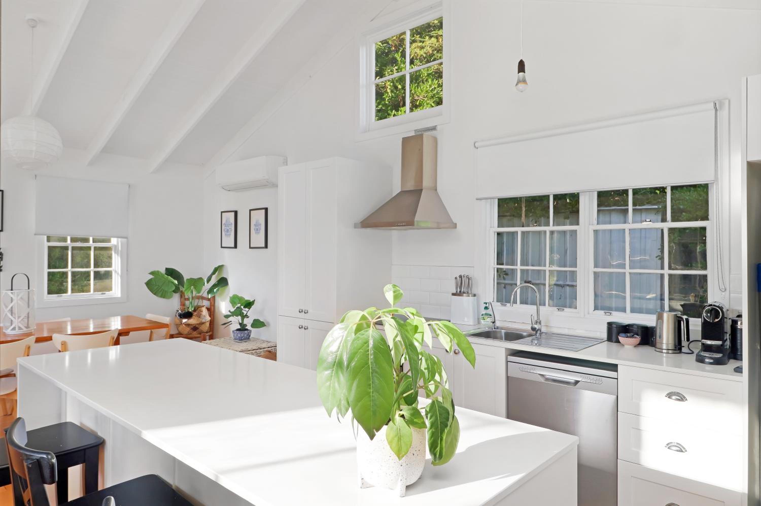 White Shell Cottage - Woodfire & Beachfront