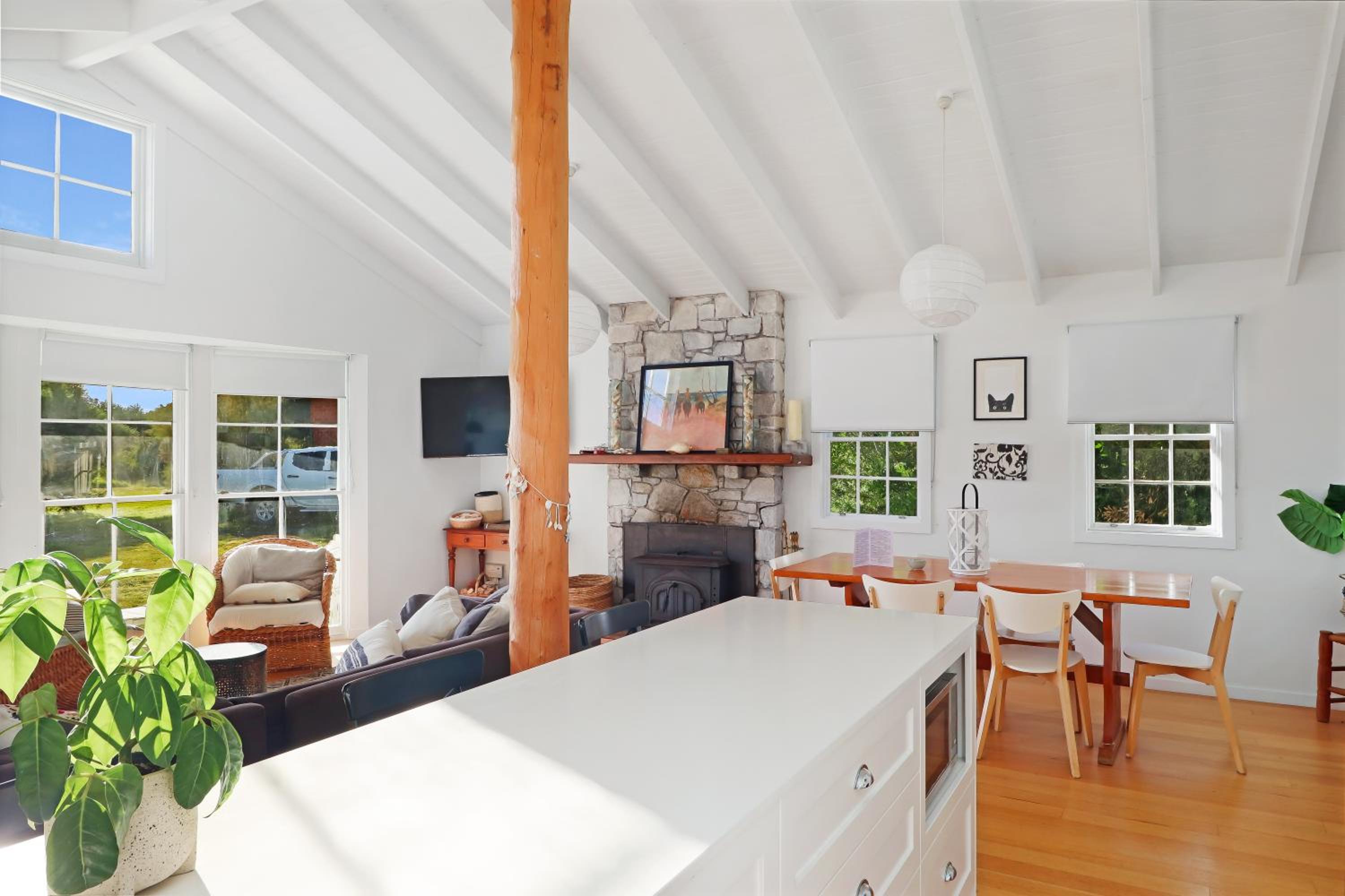White Shell Cottage - Woodfire & Beachfront