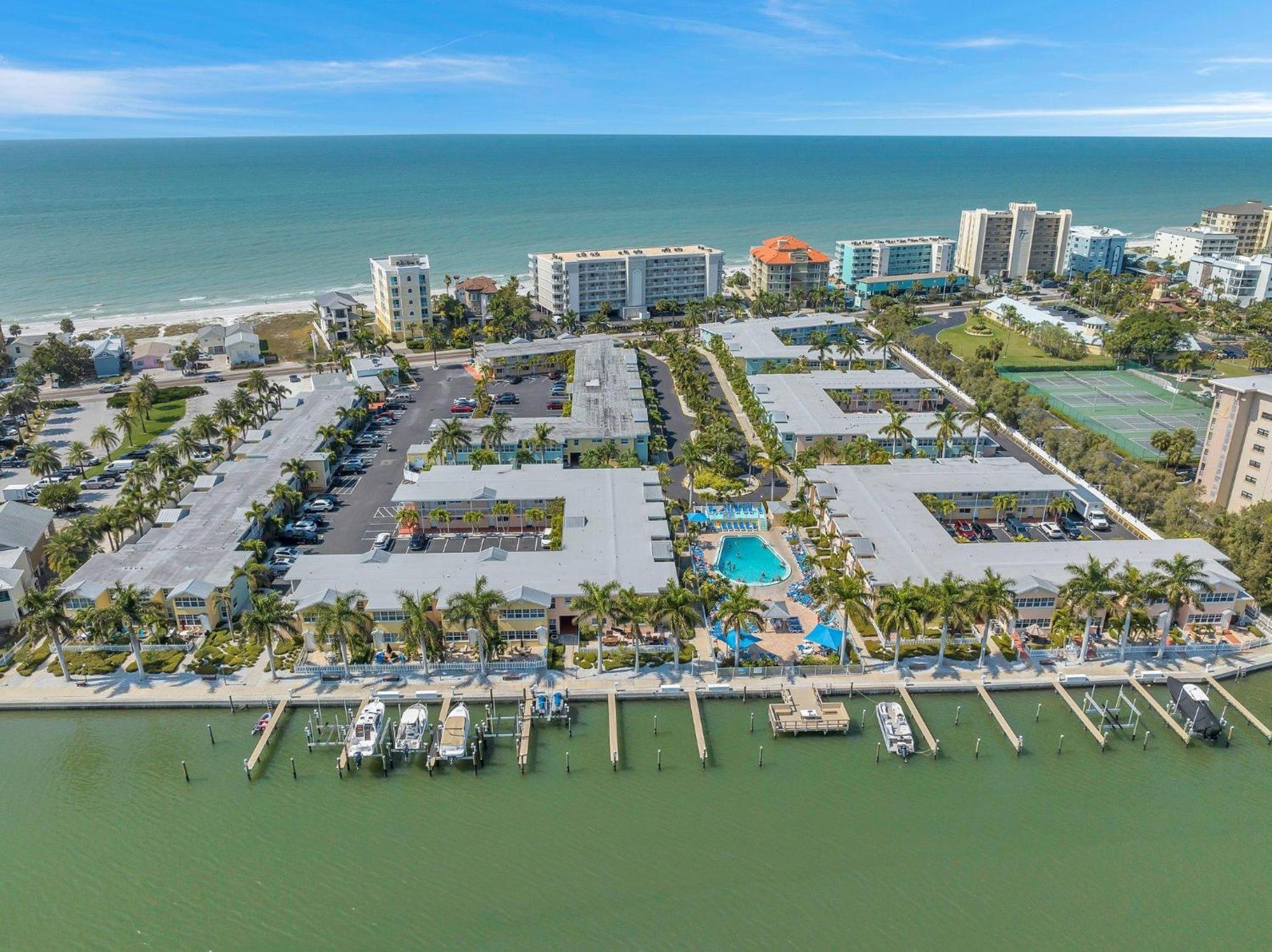 2 Bed-1 Bath With Sunroom, Private Pool And Beach Access! view 4