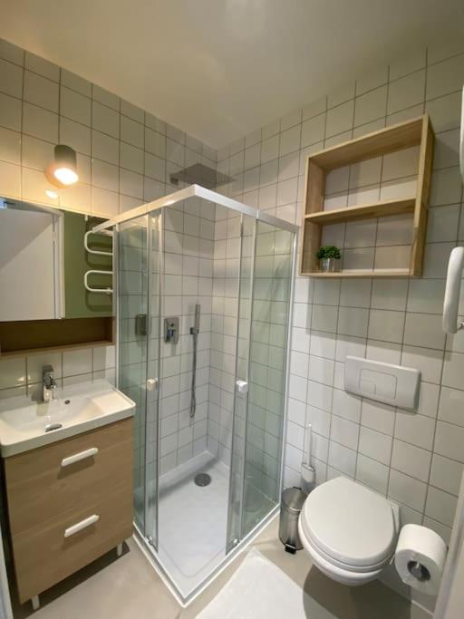Maison 200m2- 9 chambres avec sdb - 16-18 personnes - séminaire-Proche Centre-Ville-Gare et Arena-terrasse