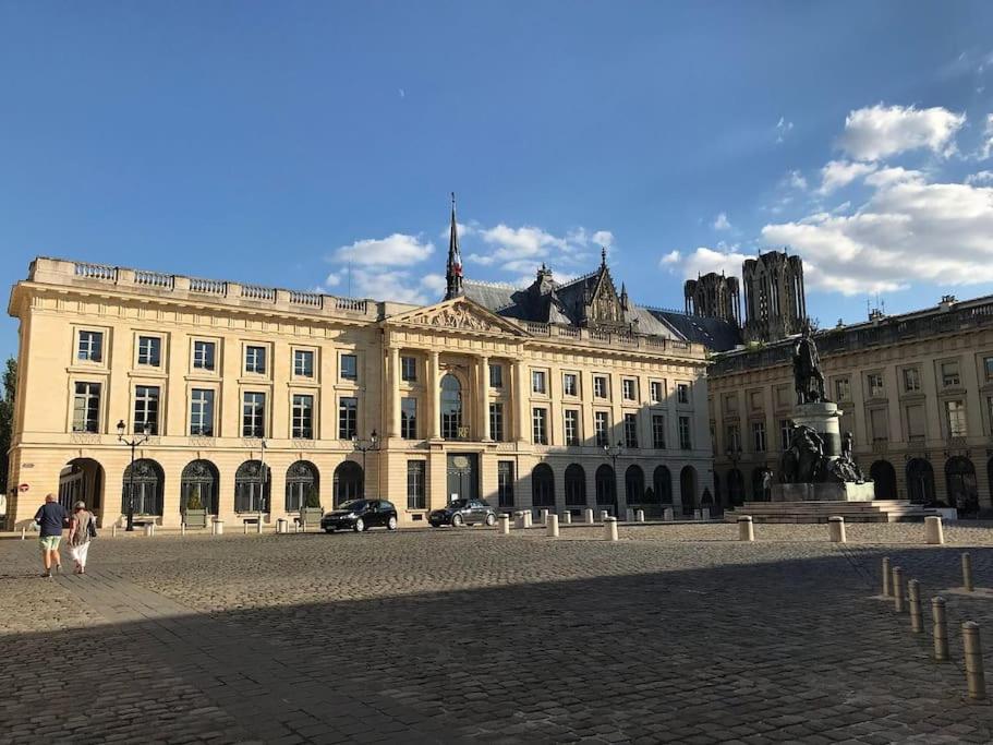 Maison 200m2- 9 chambres avec sdb - 16-18 personnes - séminaire-Proche Centre-Ville-Gare et Arena-terrasse