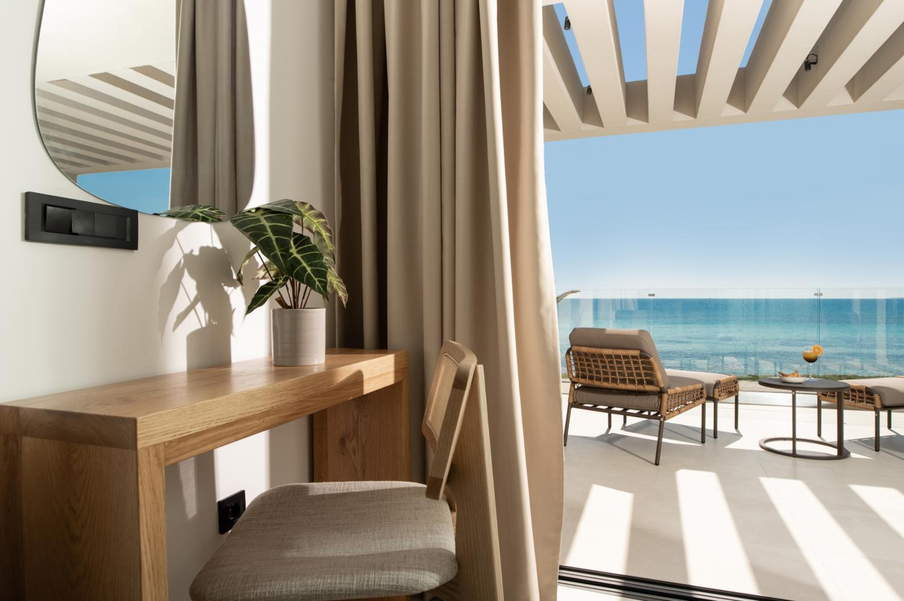 Nerea Deluxe SeaFront Villa, Iconic Infinity Pool, By ThinkVilla