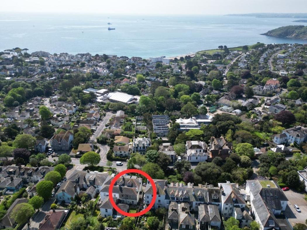 Treetops - Characterful flat with parking, close to beach view 5