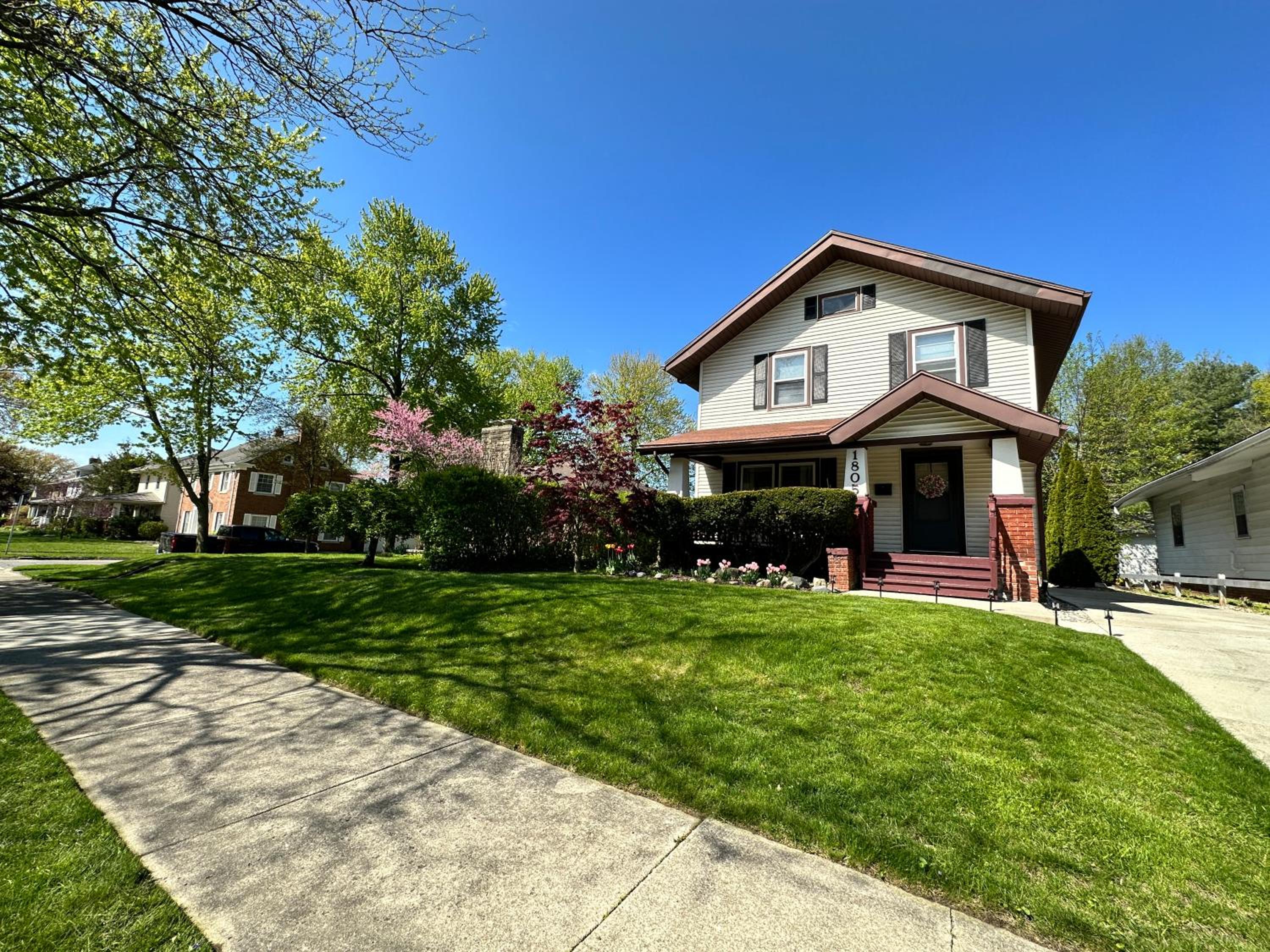King Bed, 2 Full Baths, Large Deck, Free Bikes, 2 miles to Downtown & Sports Fieldhouse