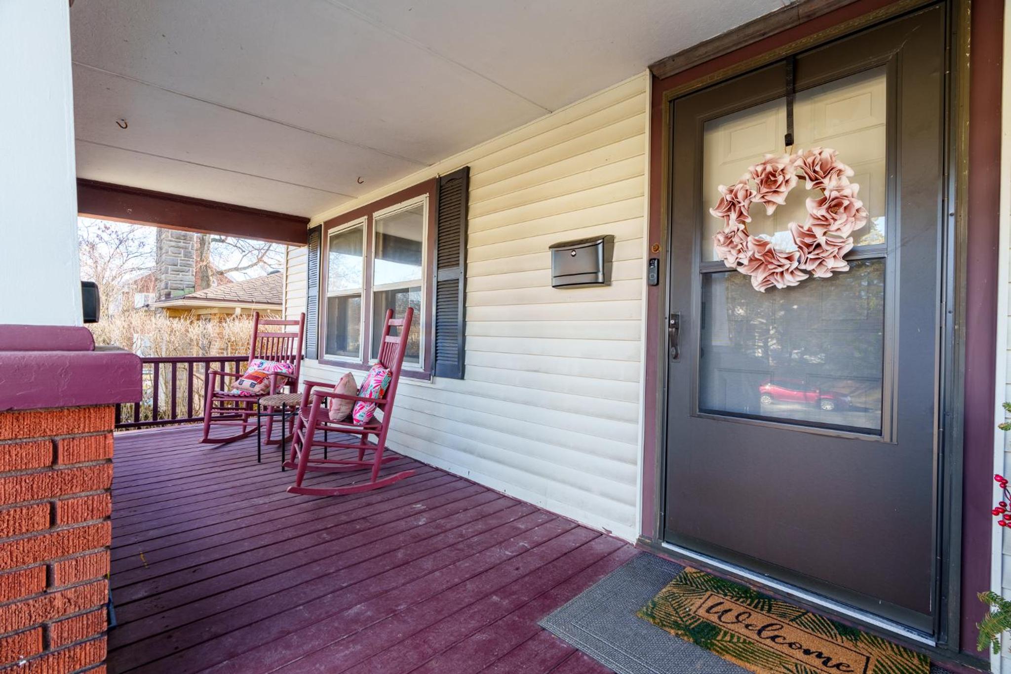 King Bed, 2 Full Baths, Large Deck, Free Bikes, 2 miles to Downtown & Sports Fieldhouse