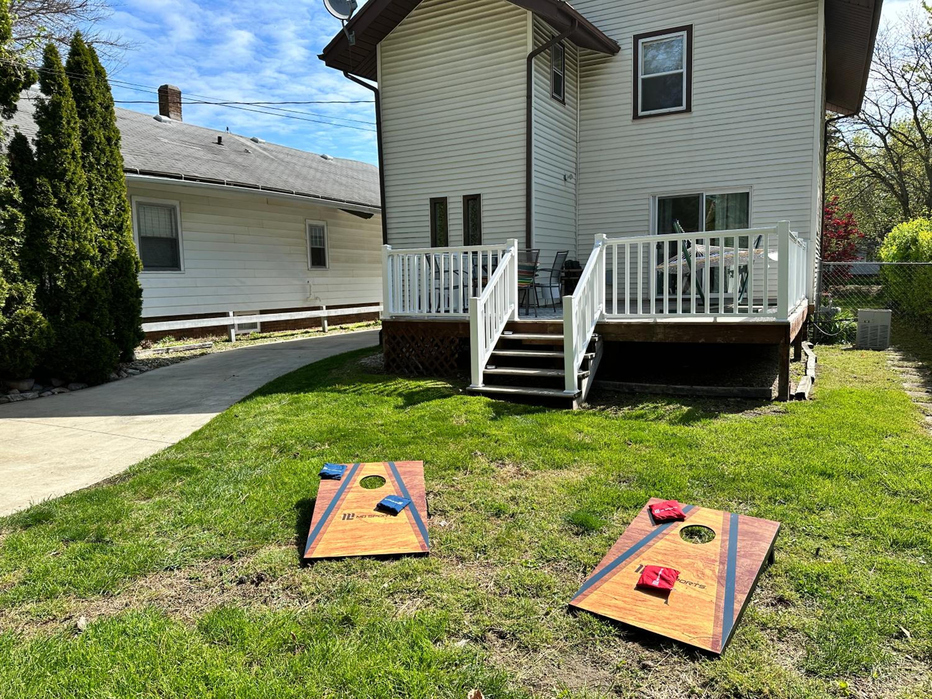 King Bed, 2 Full Baths, Large Deck, Free Bikes, 2 miles to Downtown & Sports Fieldhouse