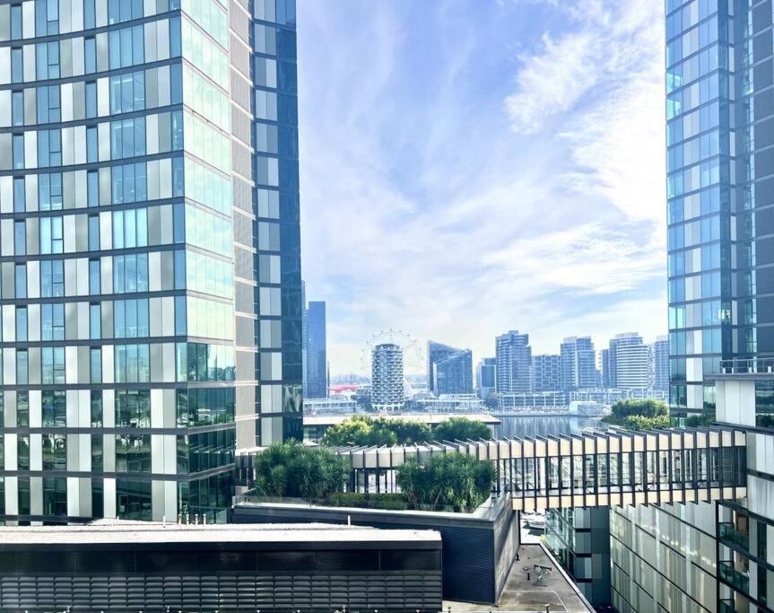 Stylish 1-Bed Apartment with Spectacular Docklands Views