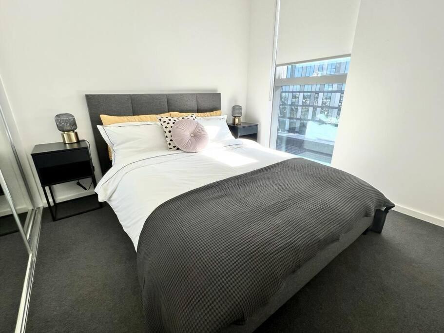 Stylish 1-Bed Apartment with Spectacular Docklands Views