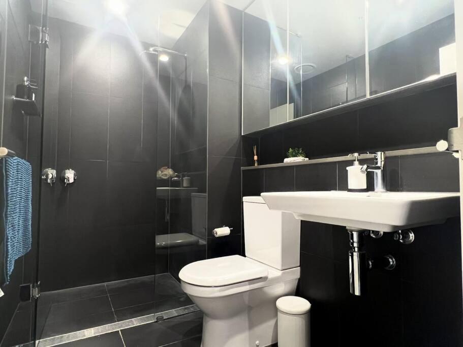 Stylish 1-Bed Apartment with Spectacular Docklands Views