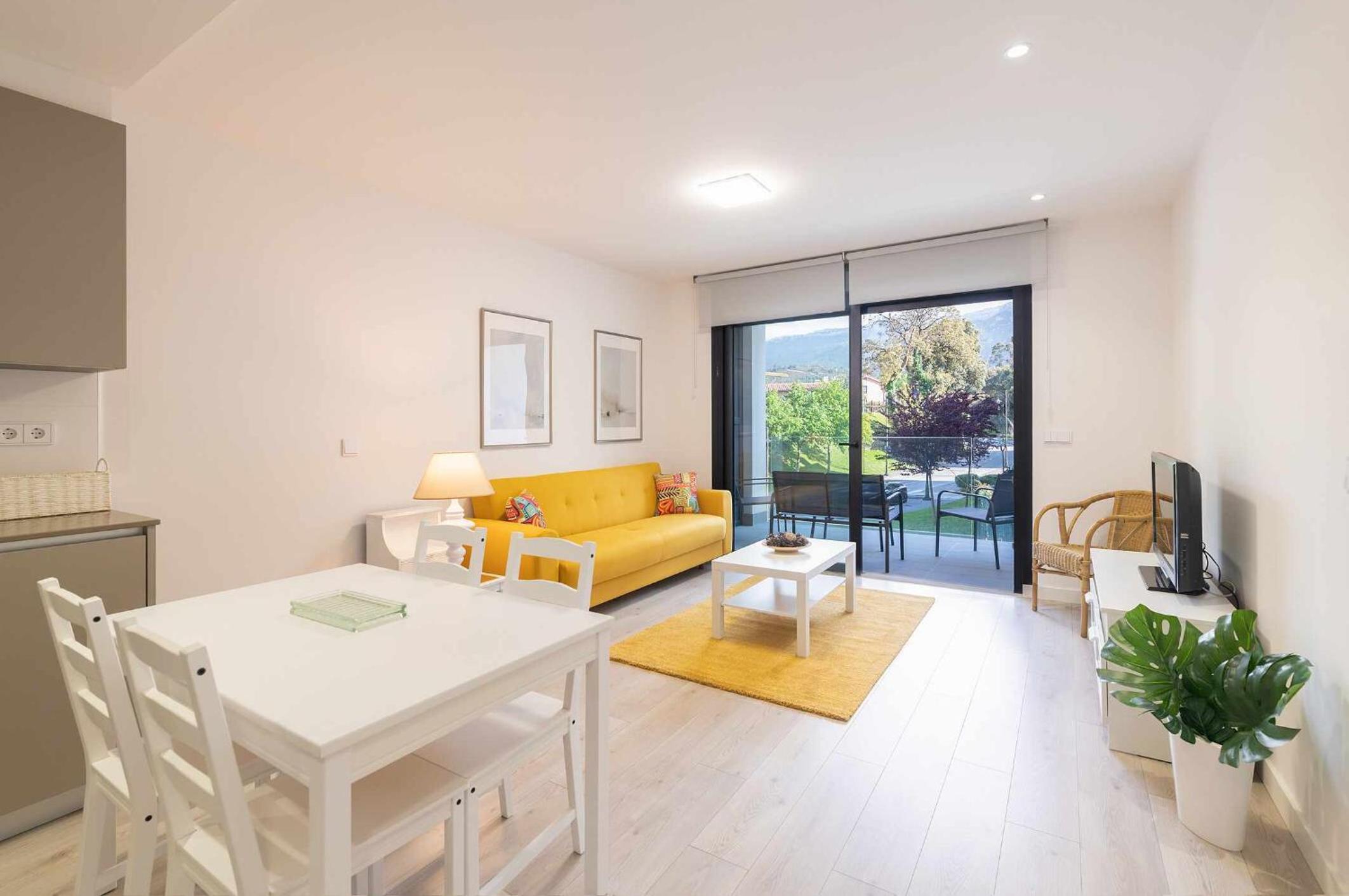 Aernus Marina - Piscina, parking y terraza