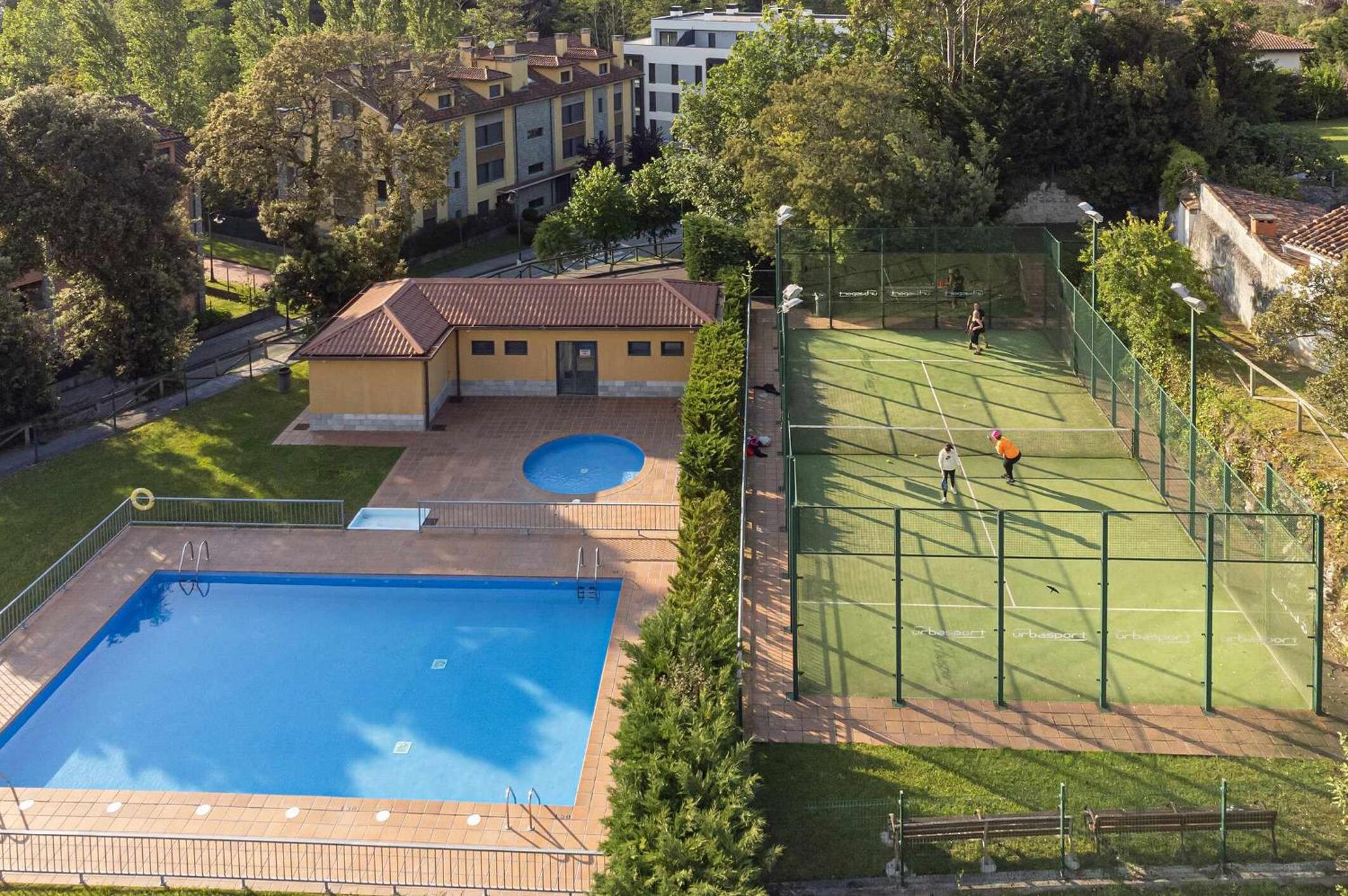 Aernus Marina - Piscina, parking y terraza