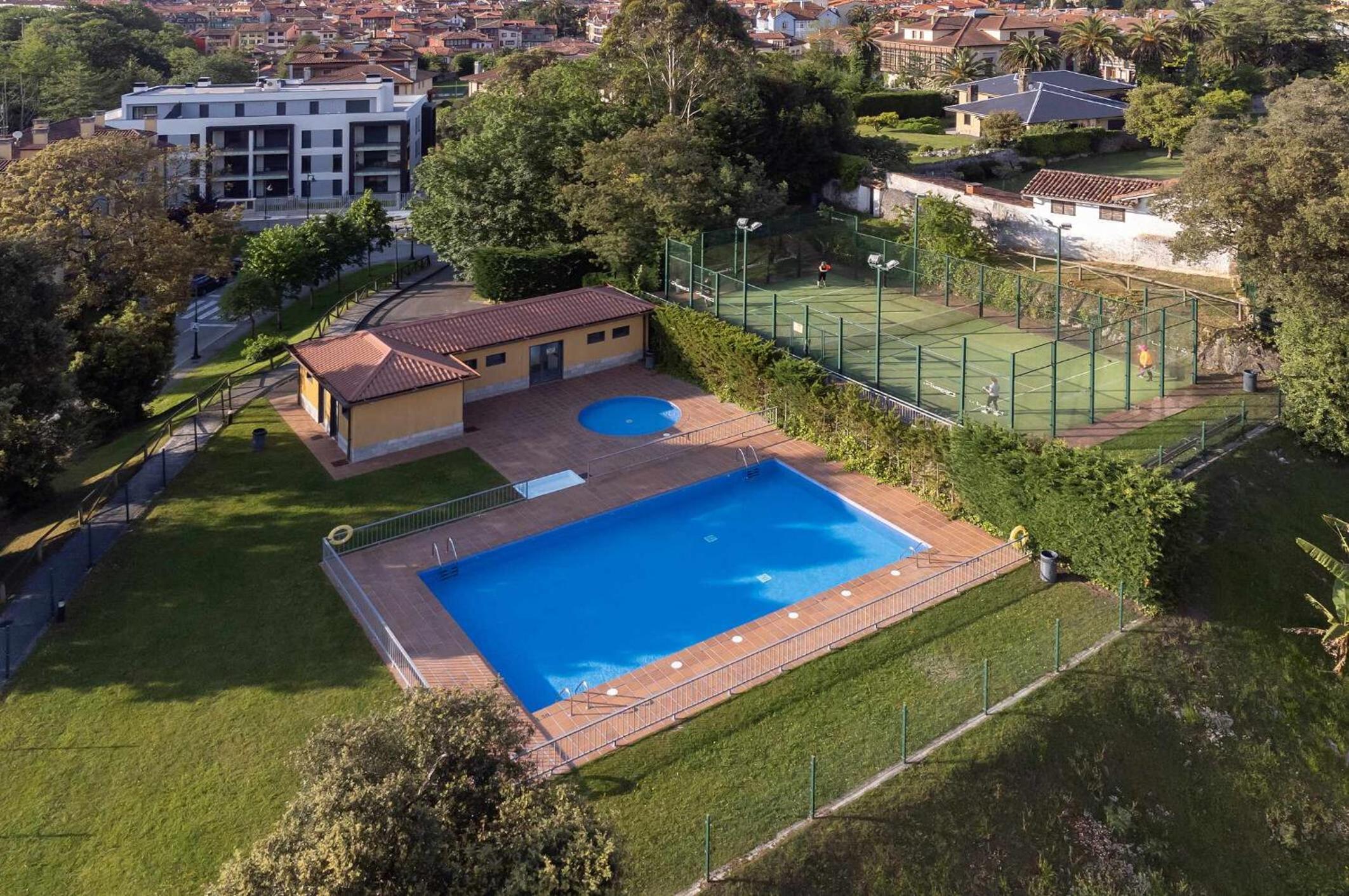 Aernus Marina - Piscina, parking y terraza