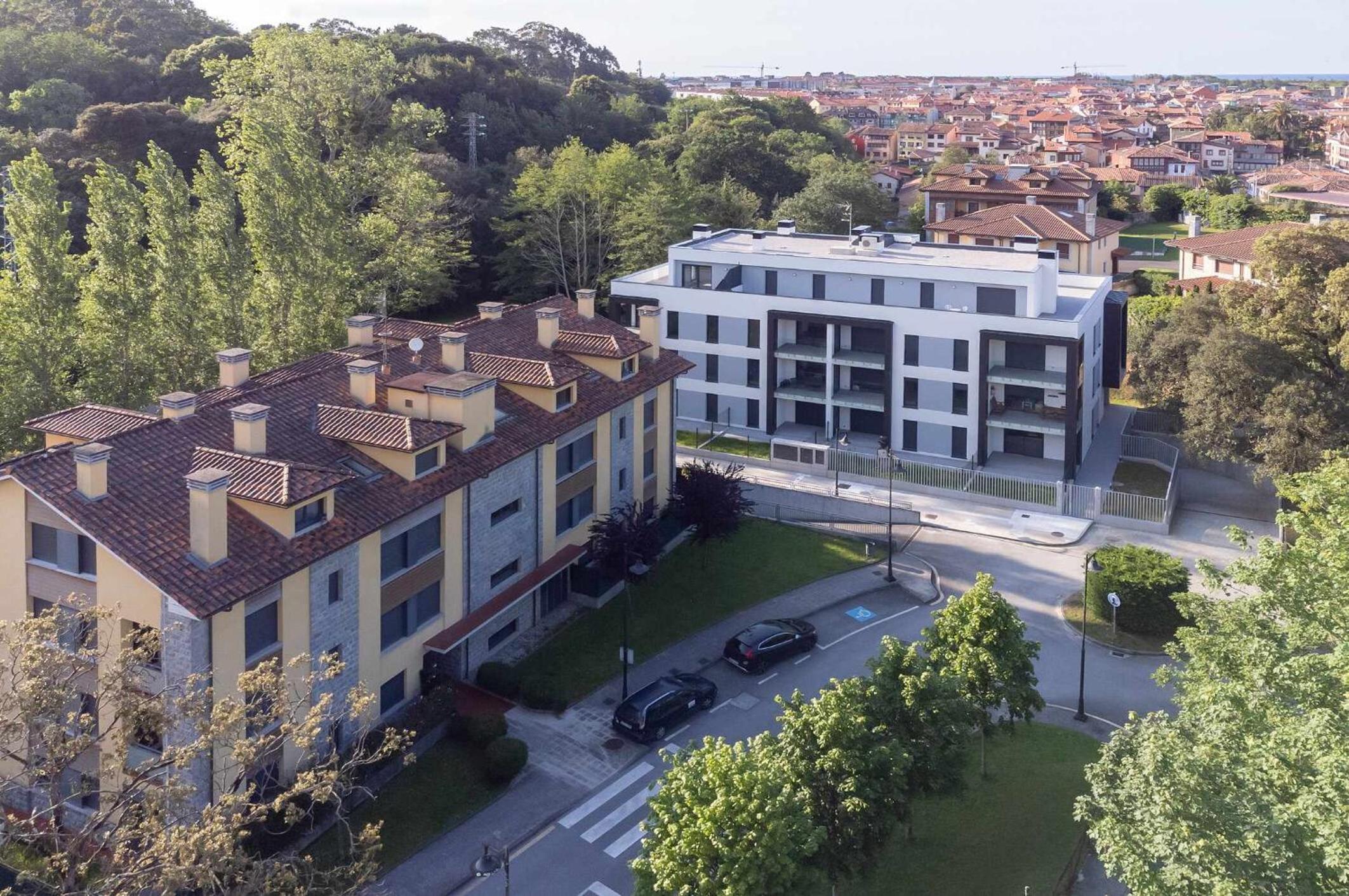 Aernus Marina - Piscina, parking y terraza