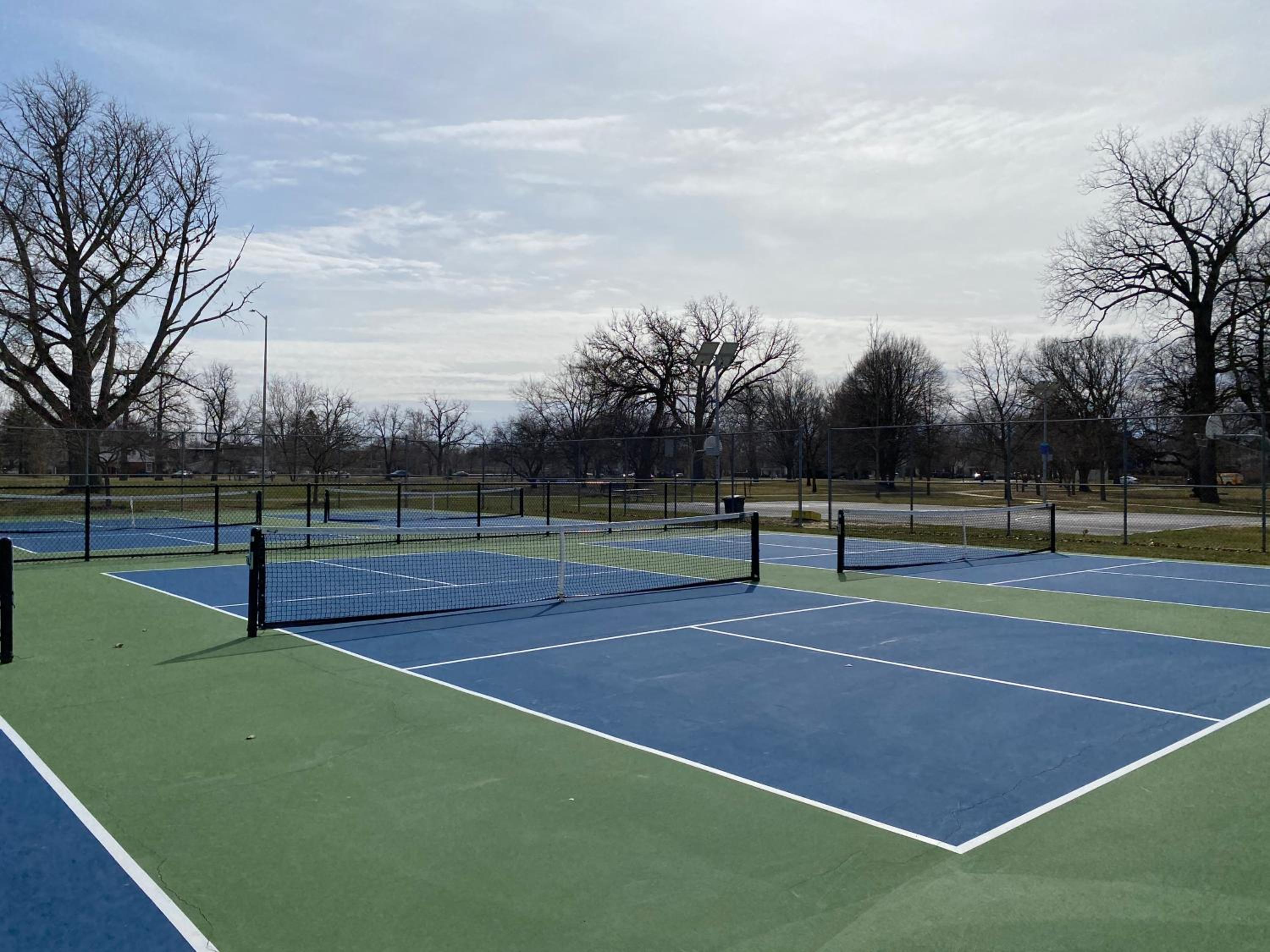 King Bed, 2 Full Baths, Large Deck, Free Bikes, 2 miles to Downtown & Sports Fieldhouse