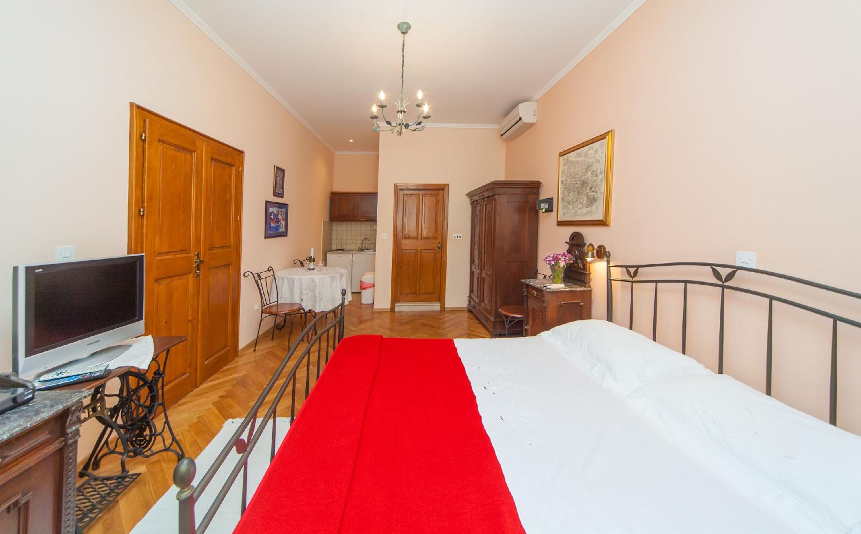 Amoret Apartments