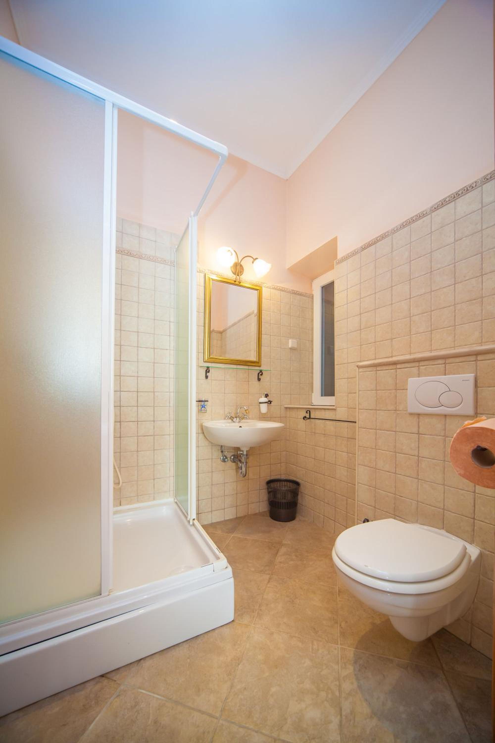 Amoret Apartments