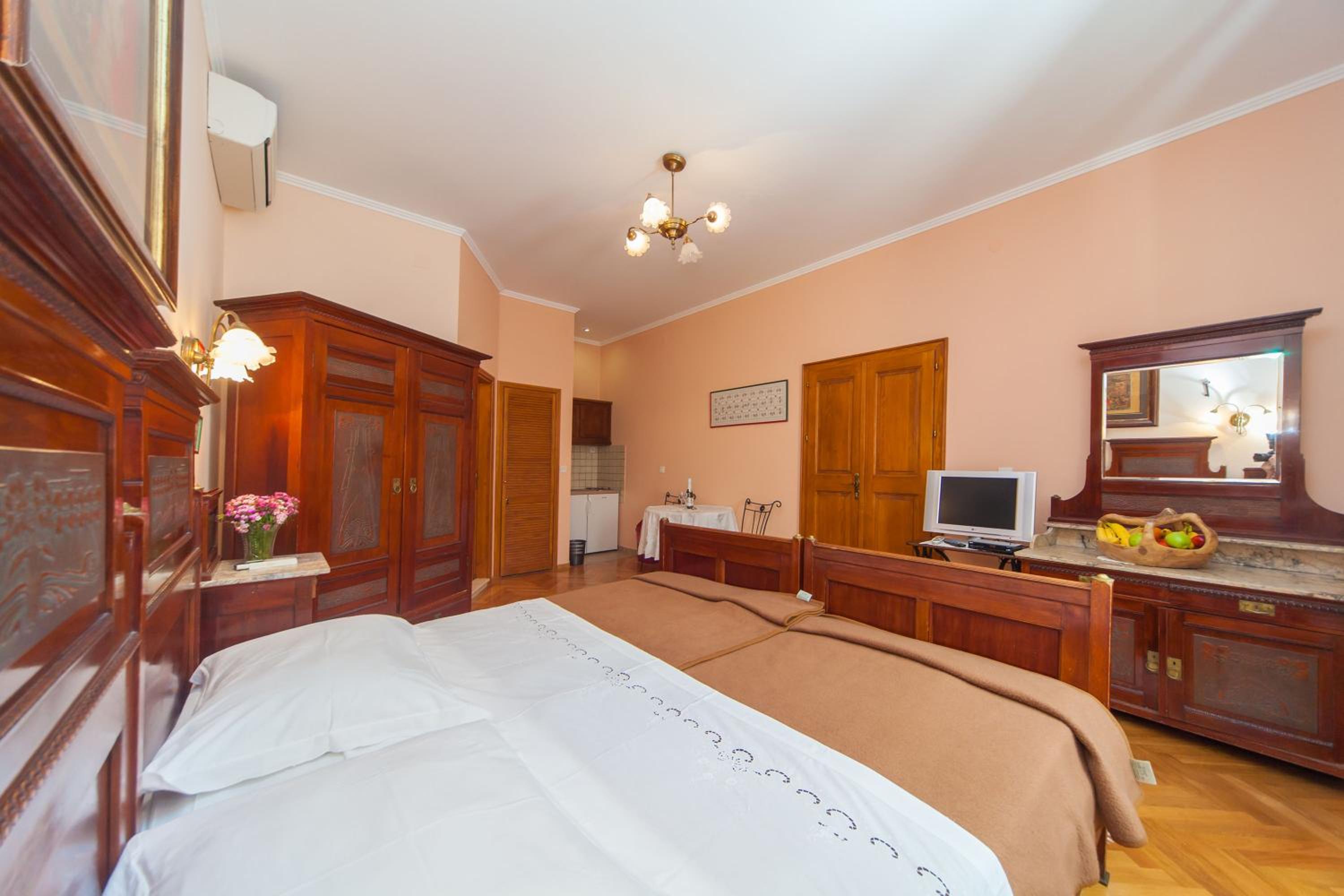 Amoret Apartments