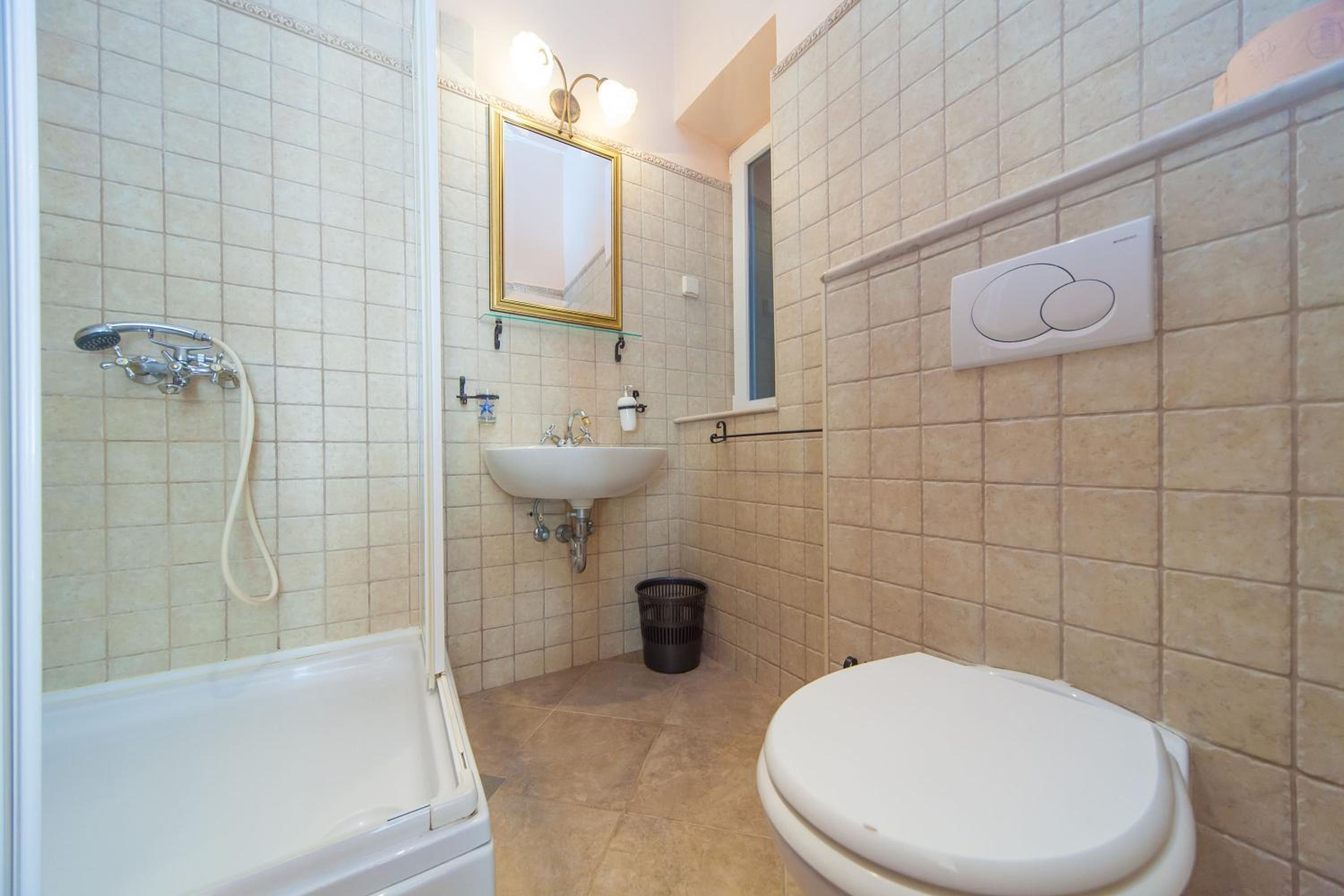 Amoret Apartments