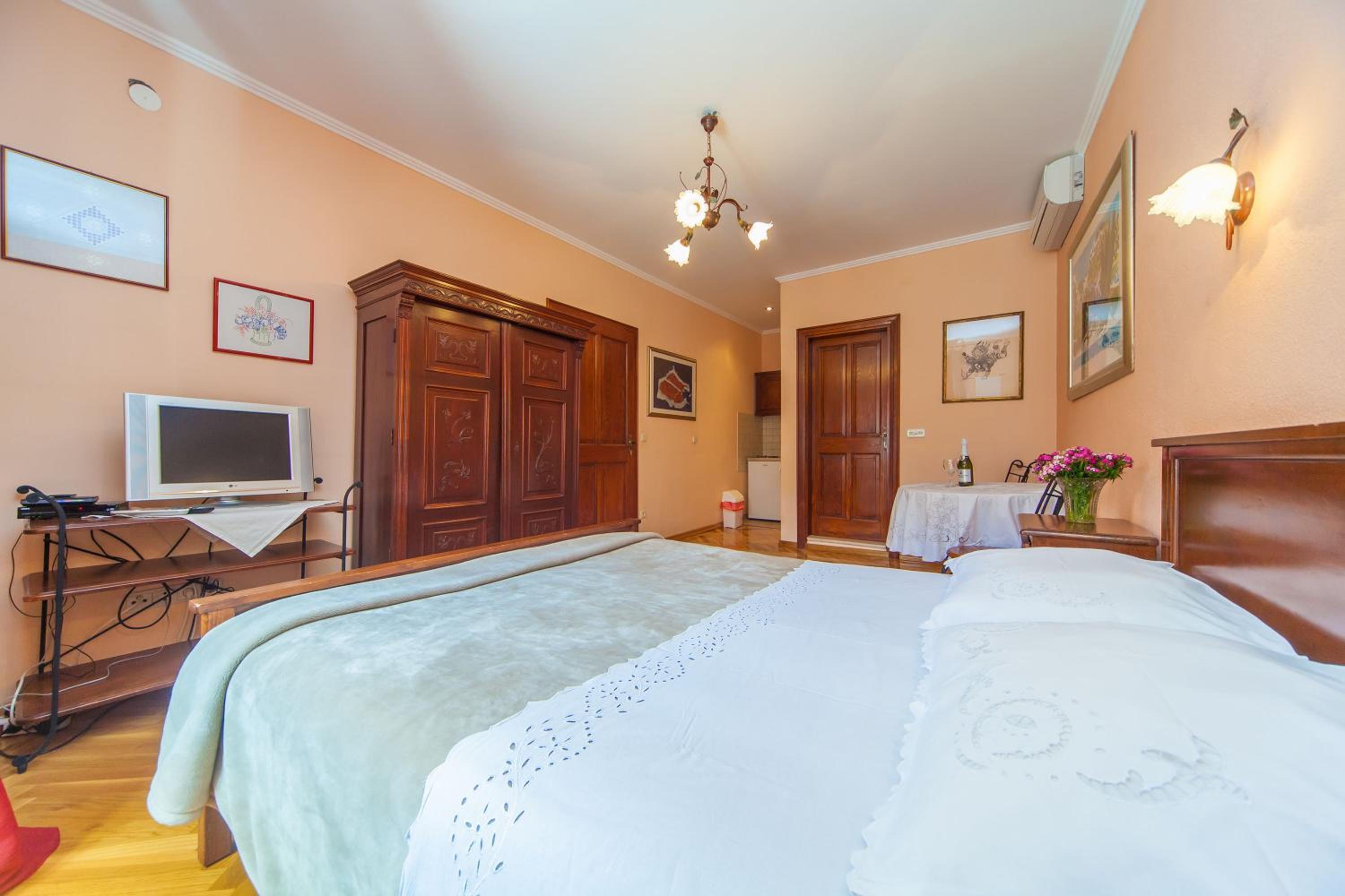 Amoret Apartments