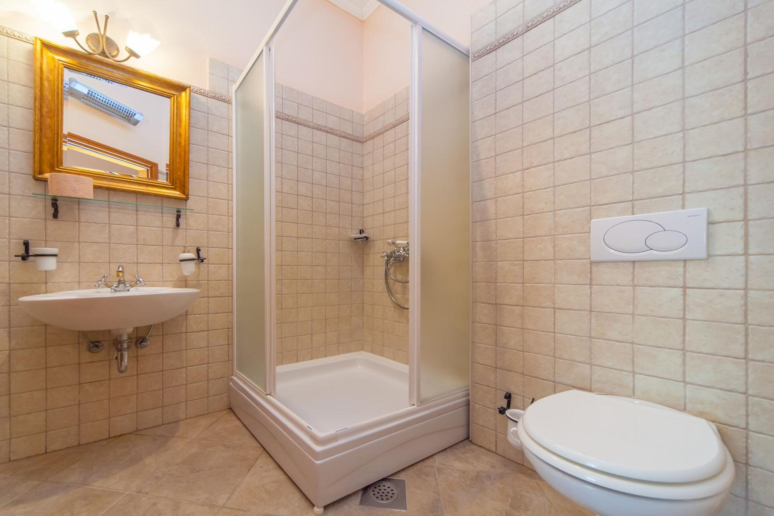 Amoret Apartments