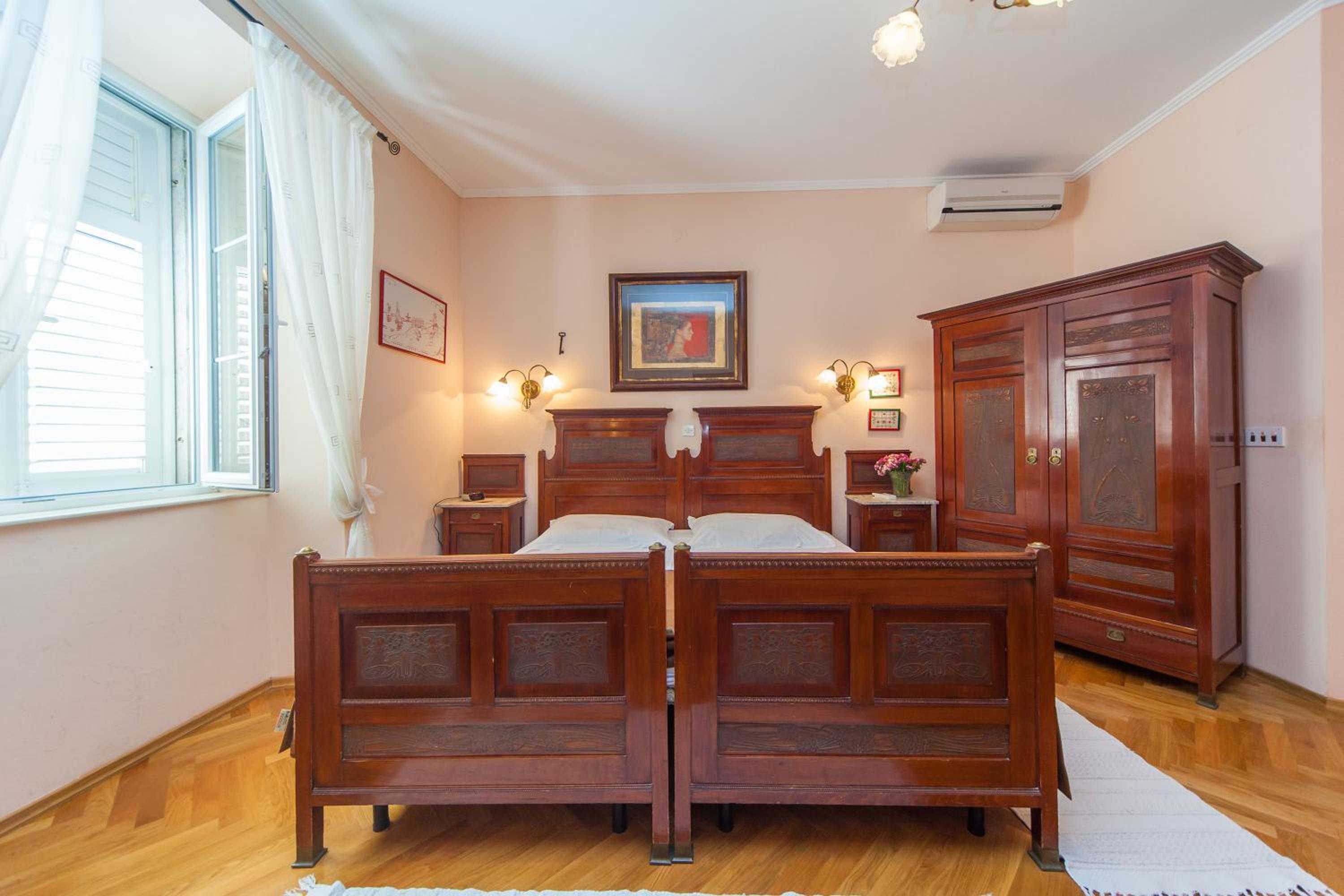 Amoret Apartments