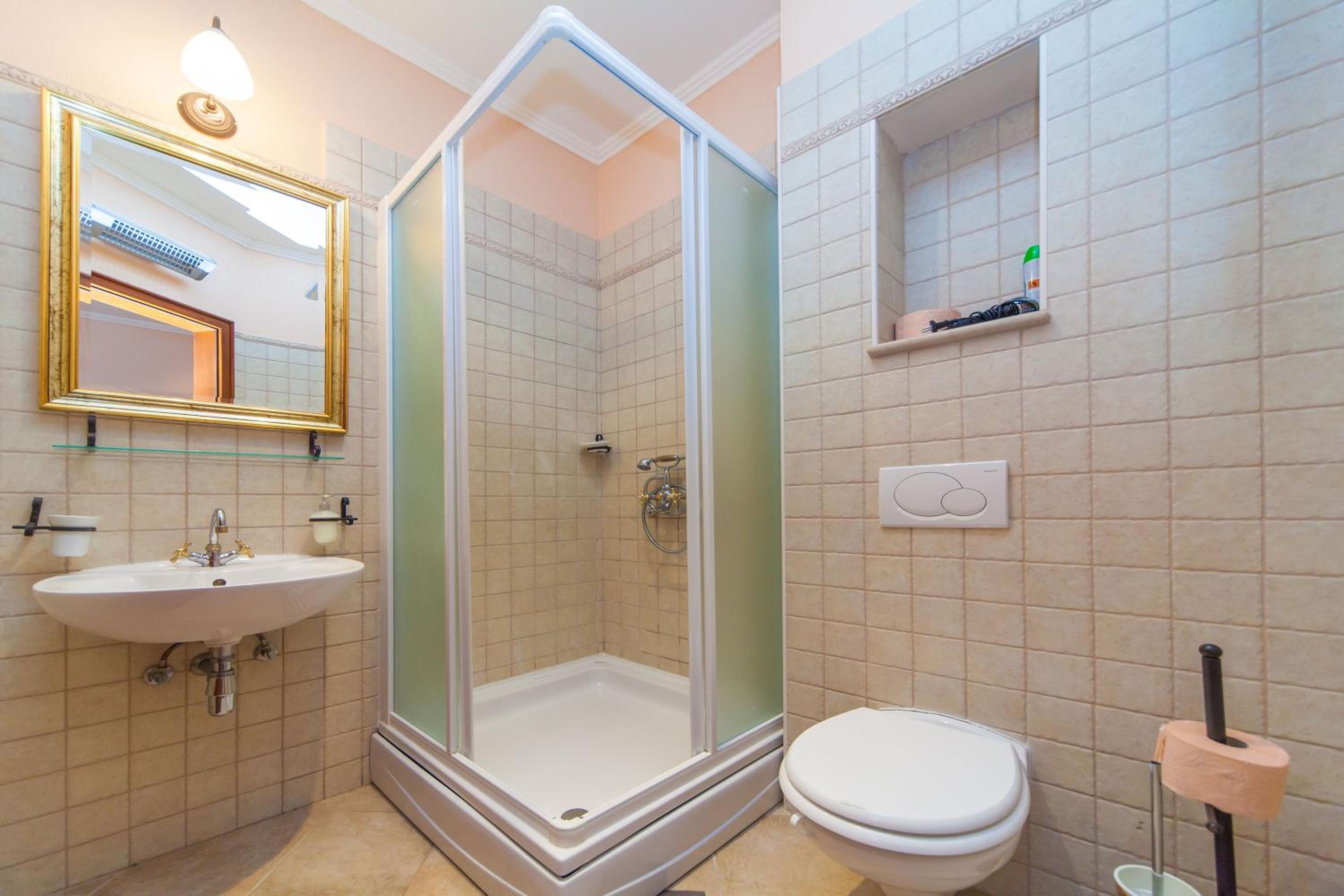 Amoret Apartments