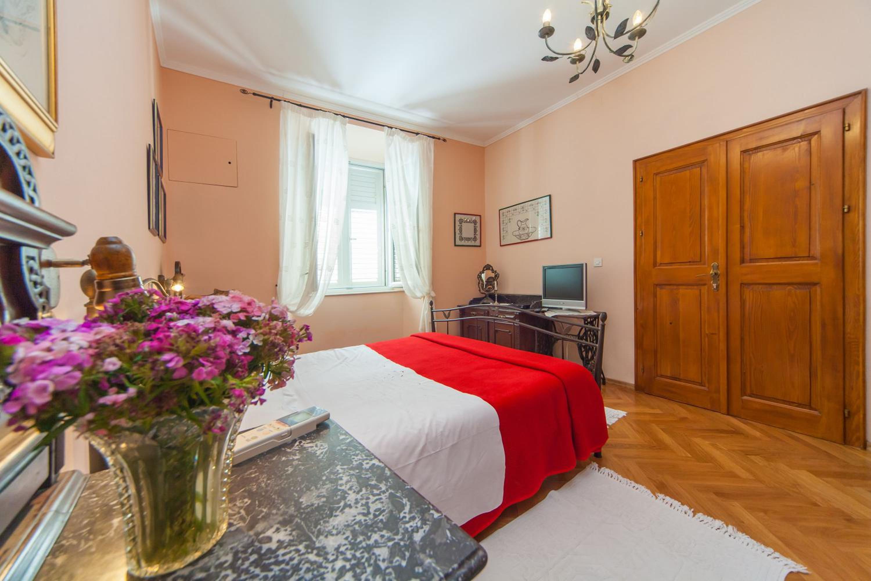 Amoret Apartments