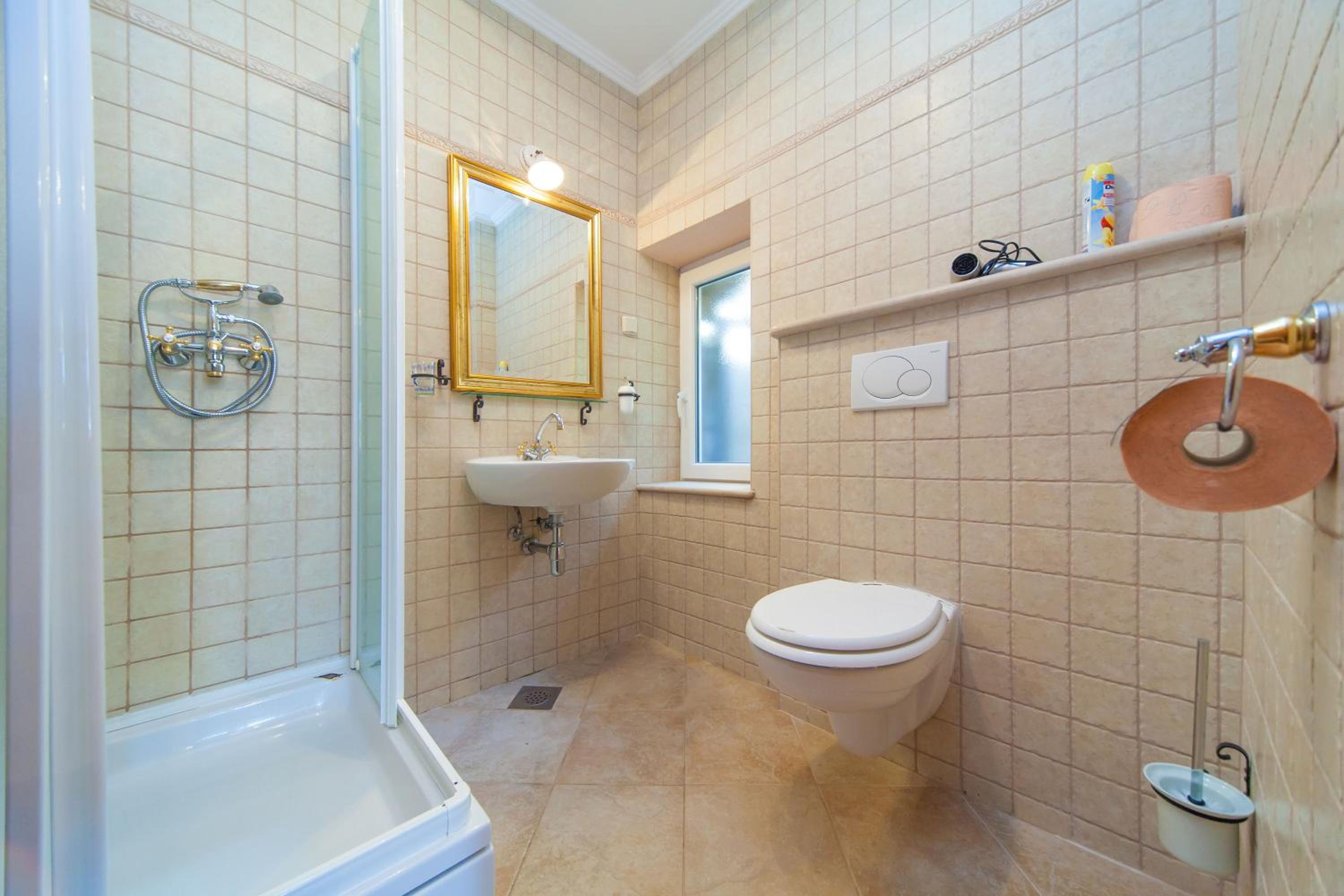 Amoret Apartments