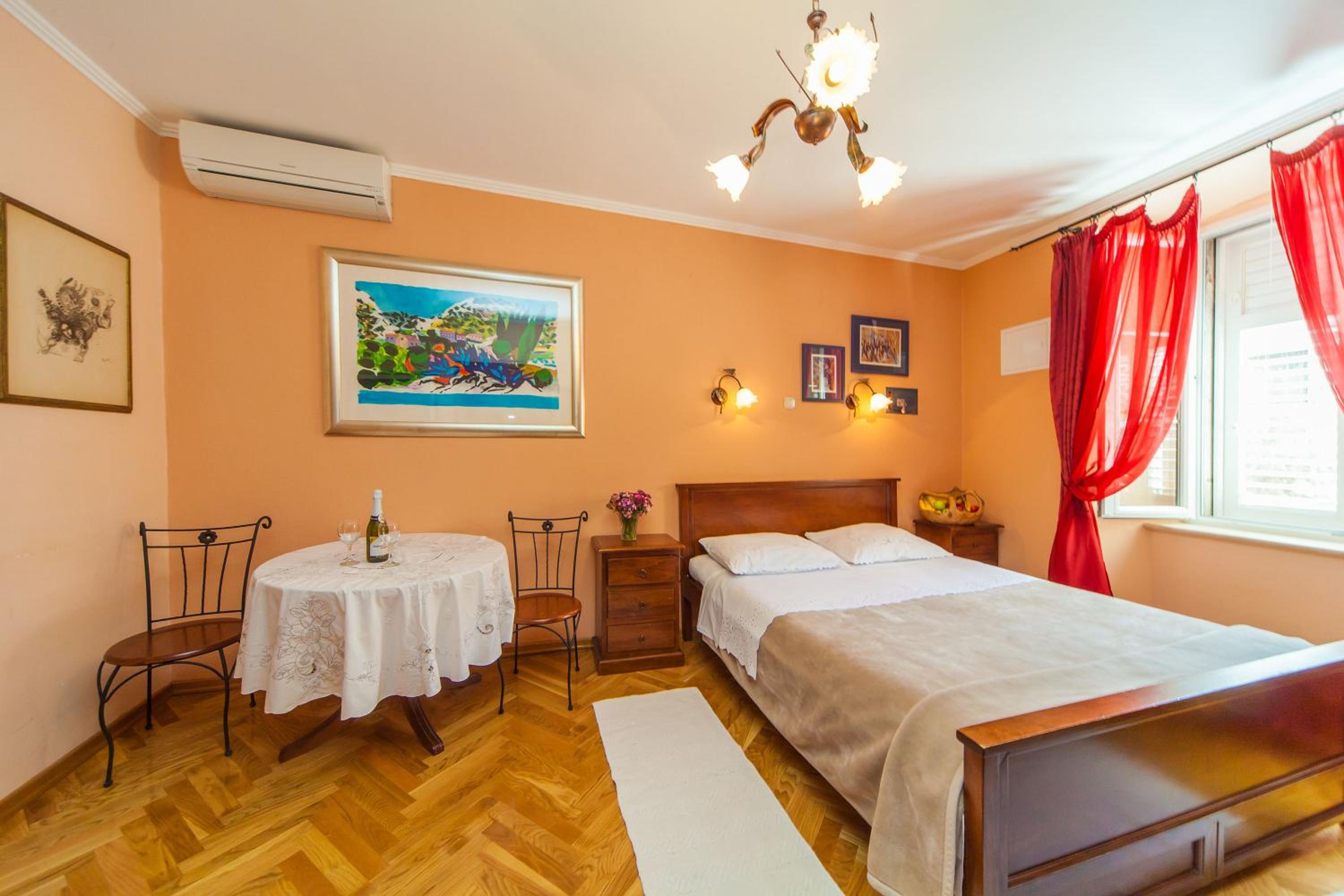 Amoret Apartments