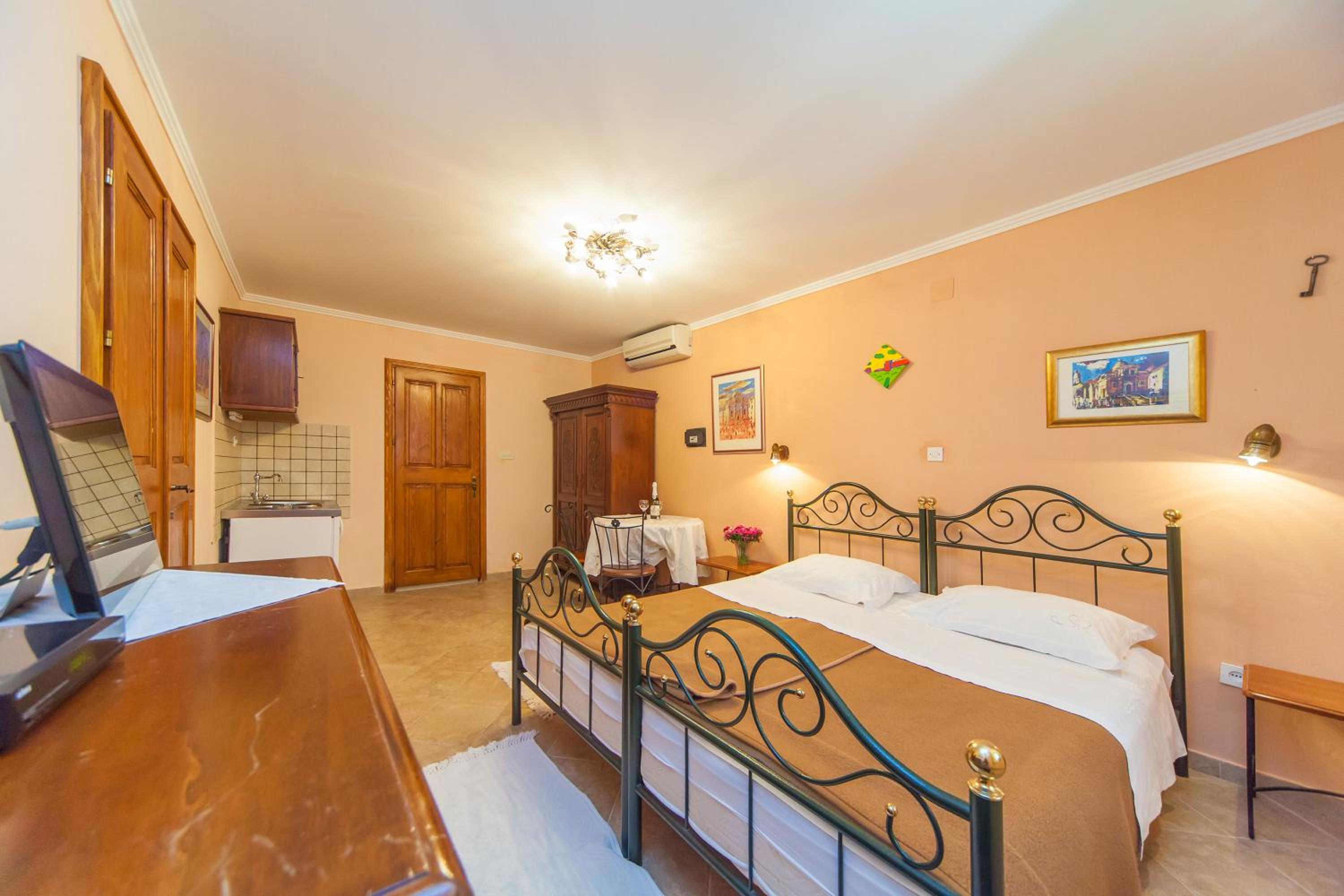 Amoret Apartments