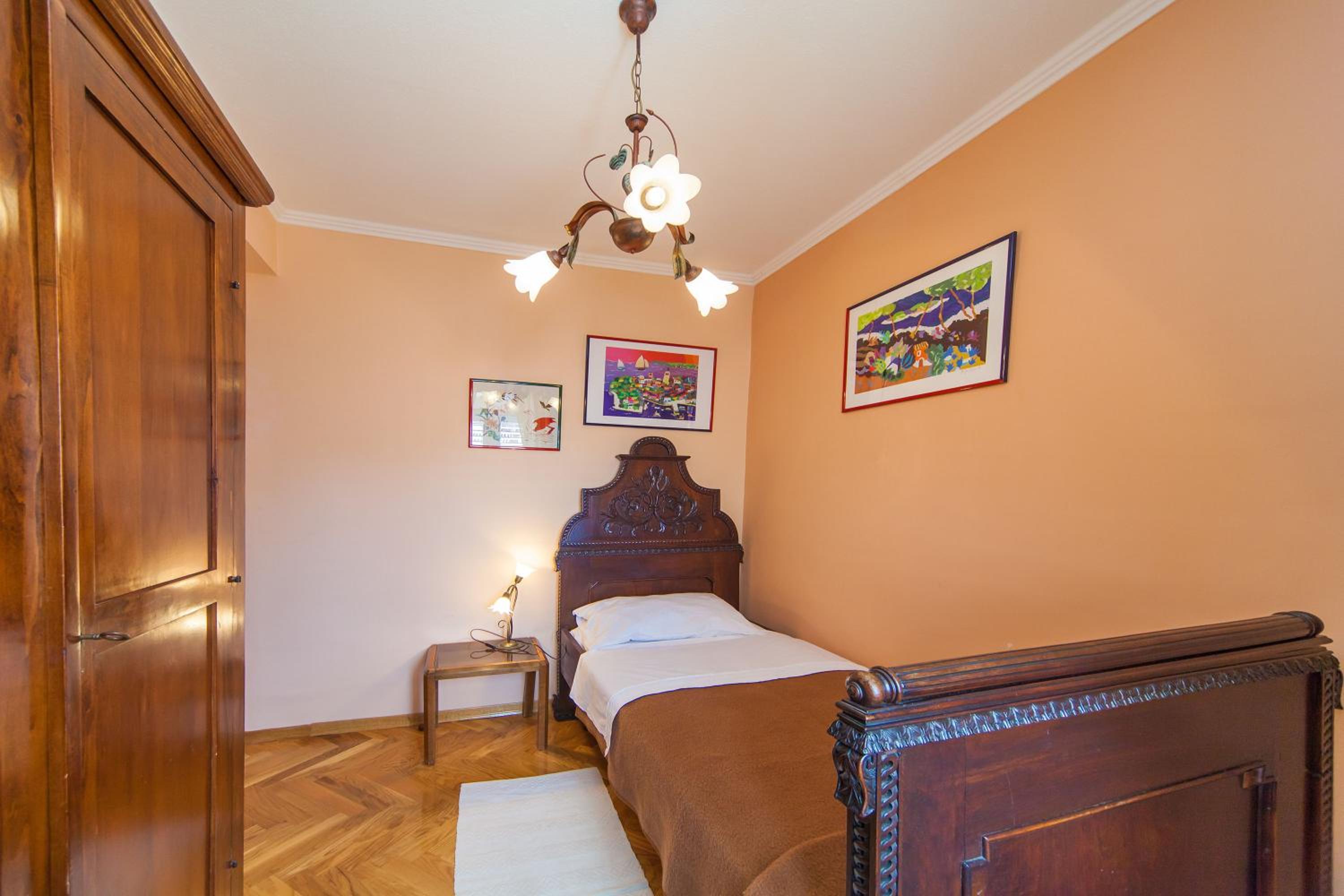 Amoret Apartments