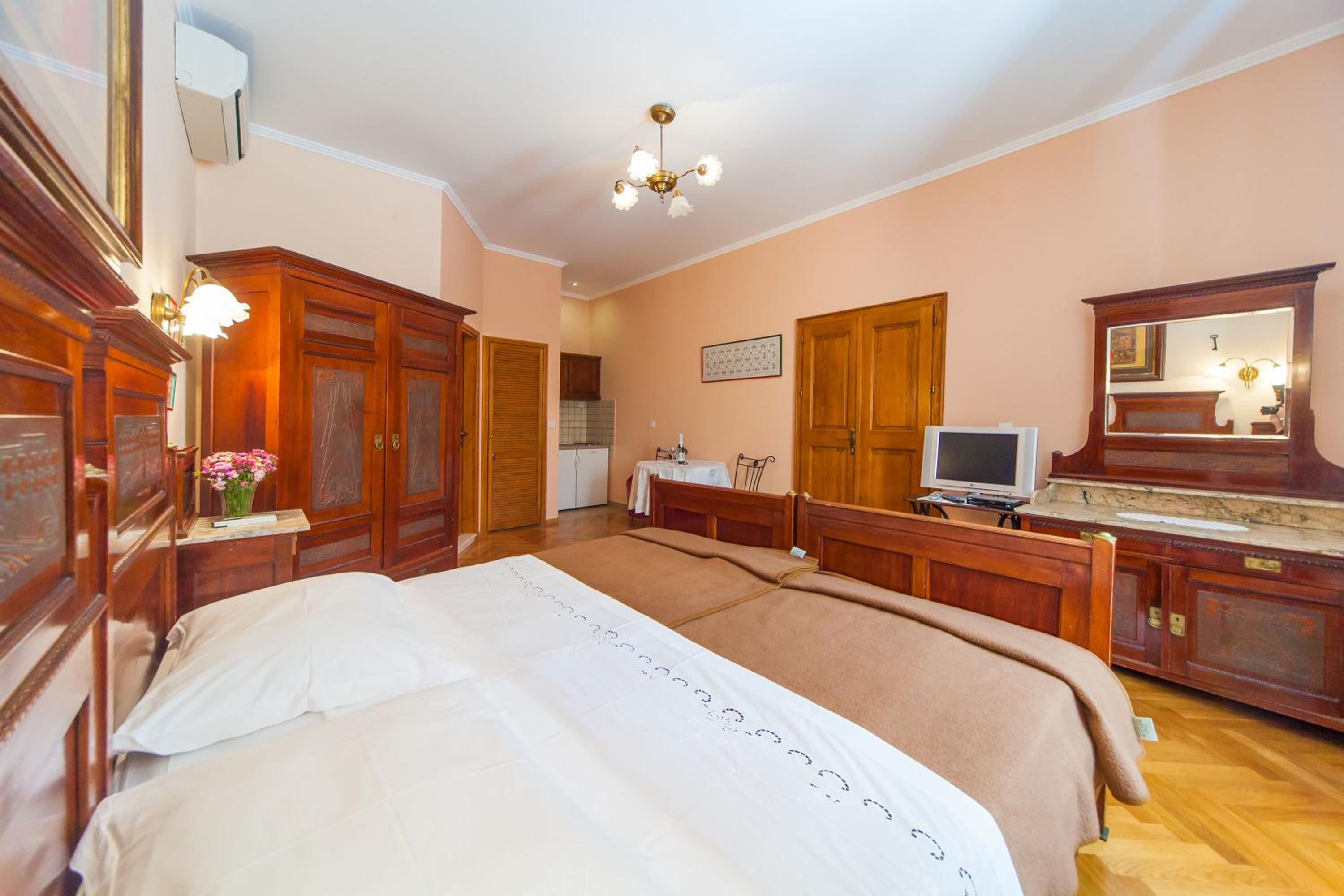 Amoret Apartments