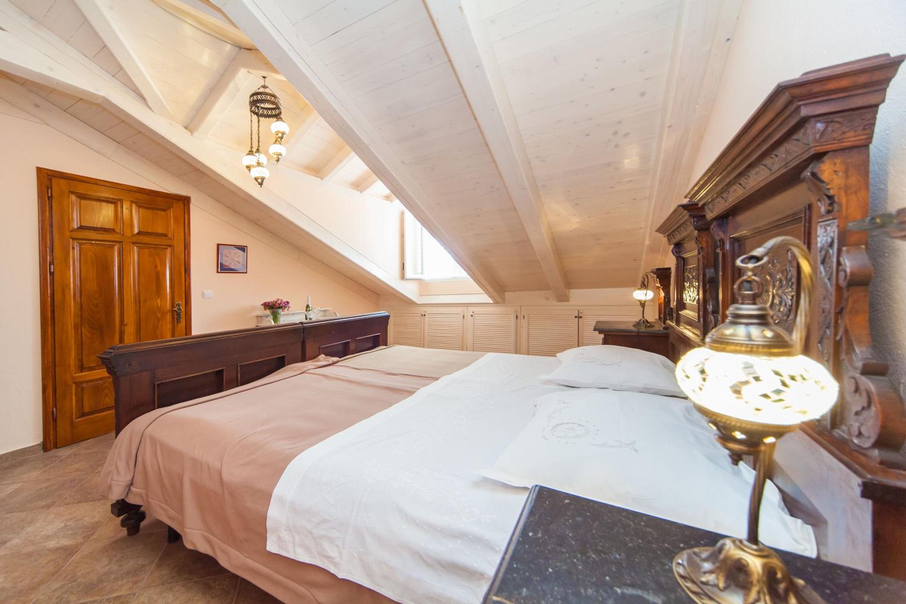 Amoret Apartments
