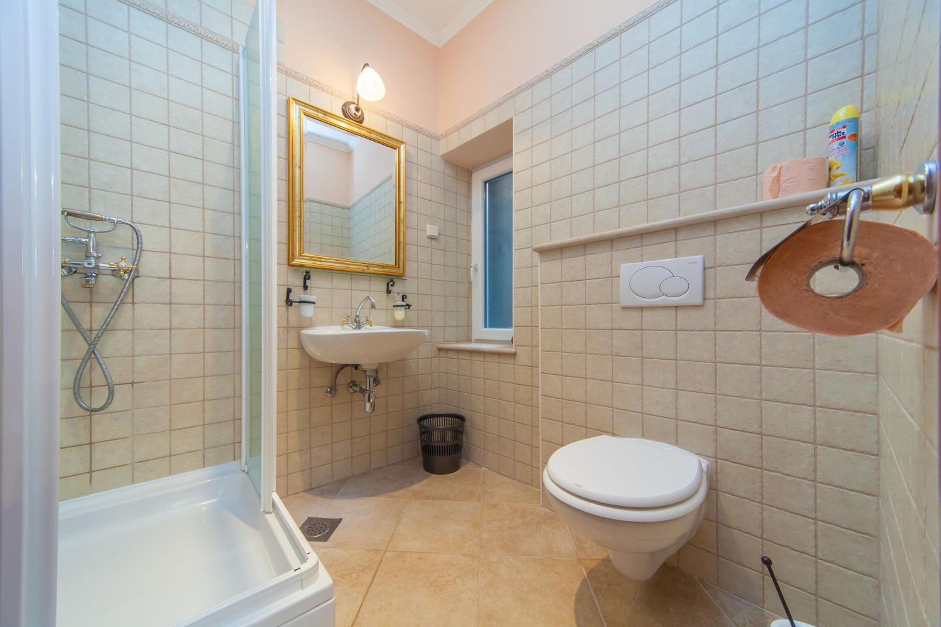 Amoret Apartments