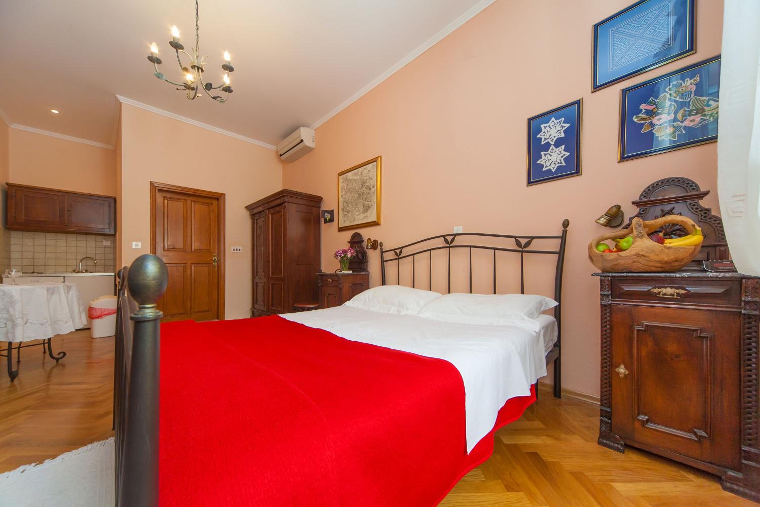 Amoret Apartments