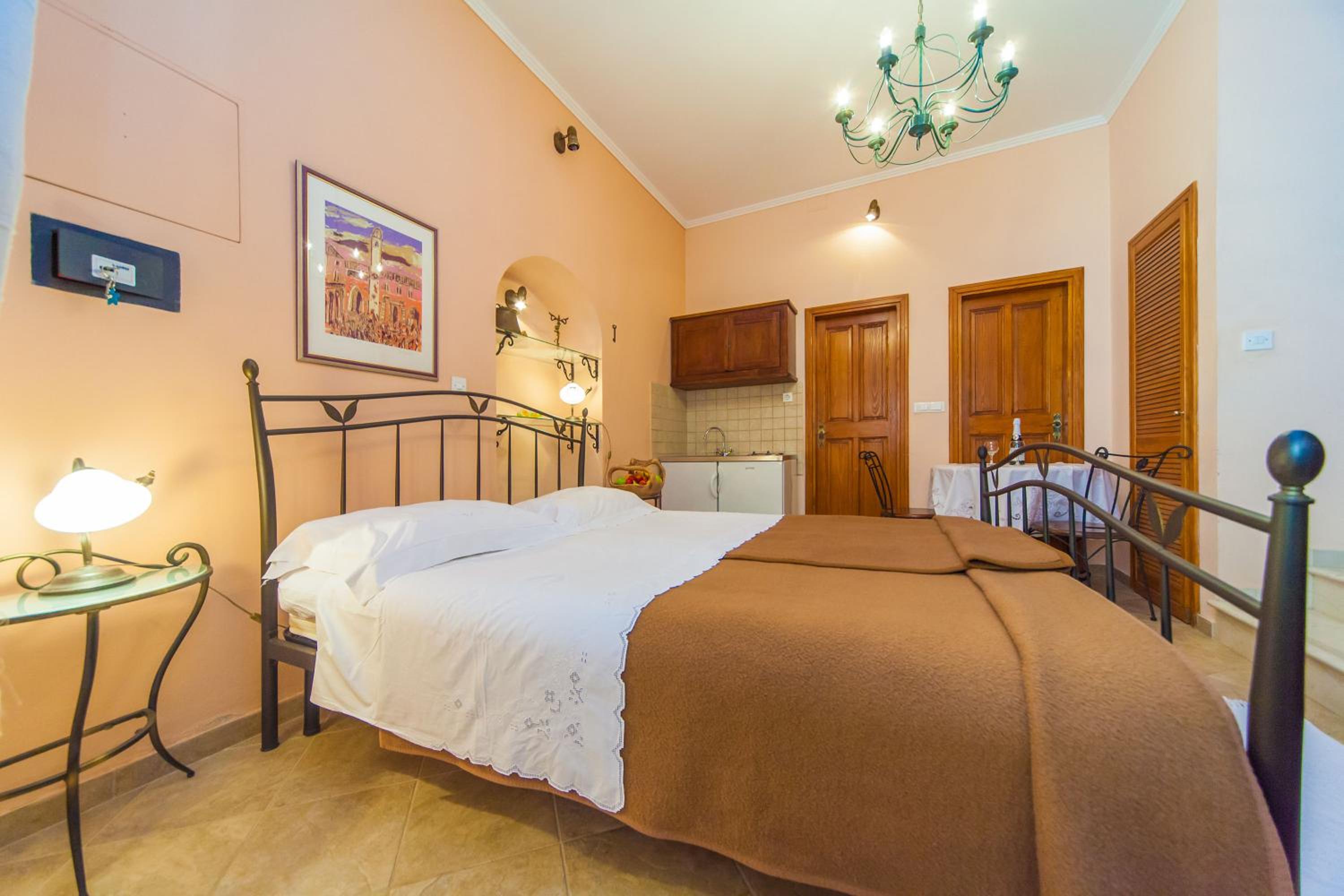 Amoret Apartments