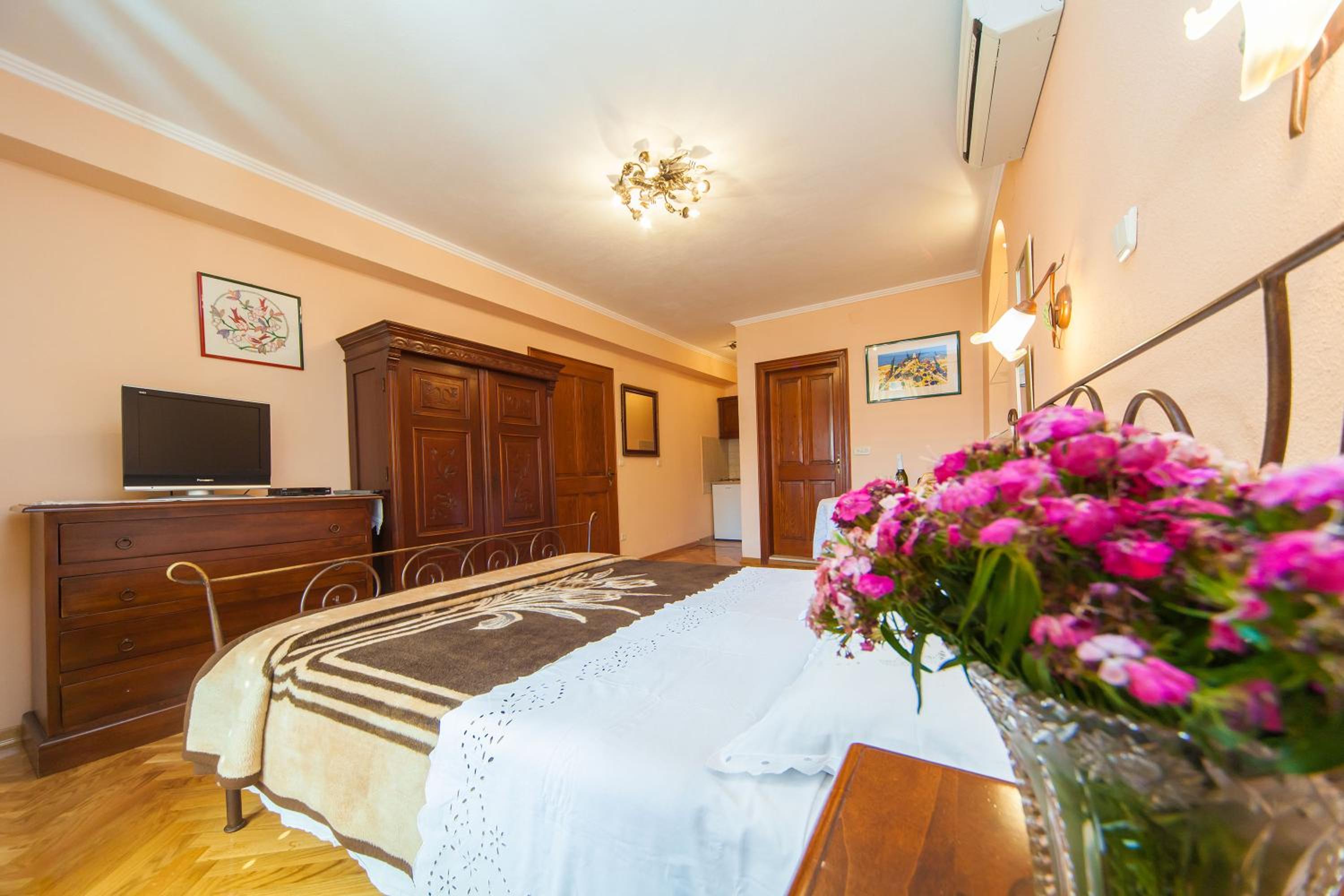 Amoret Apartments