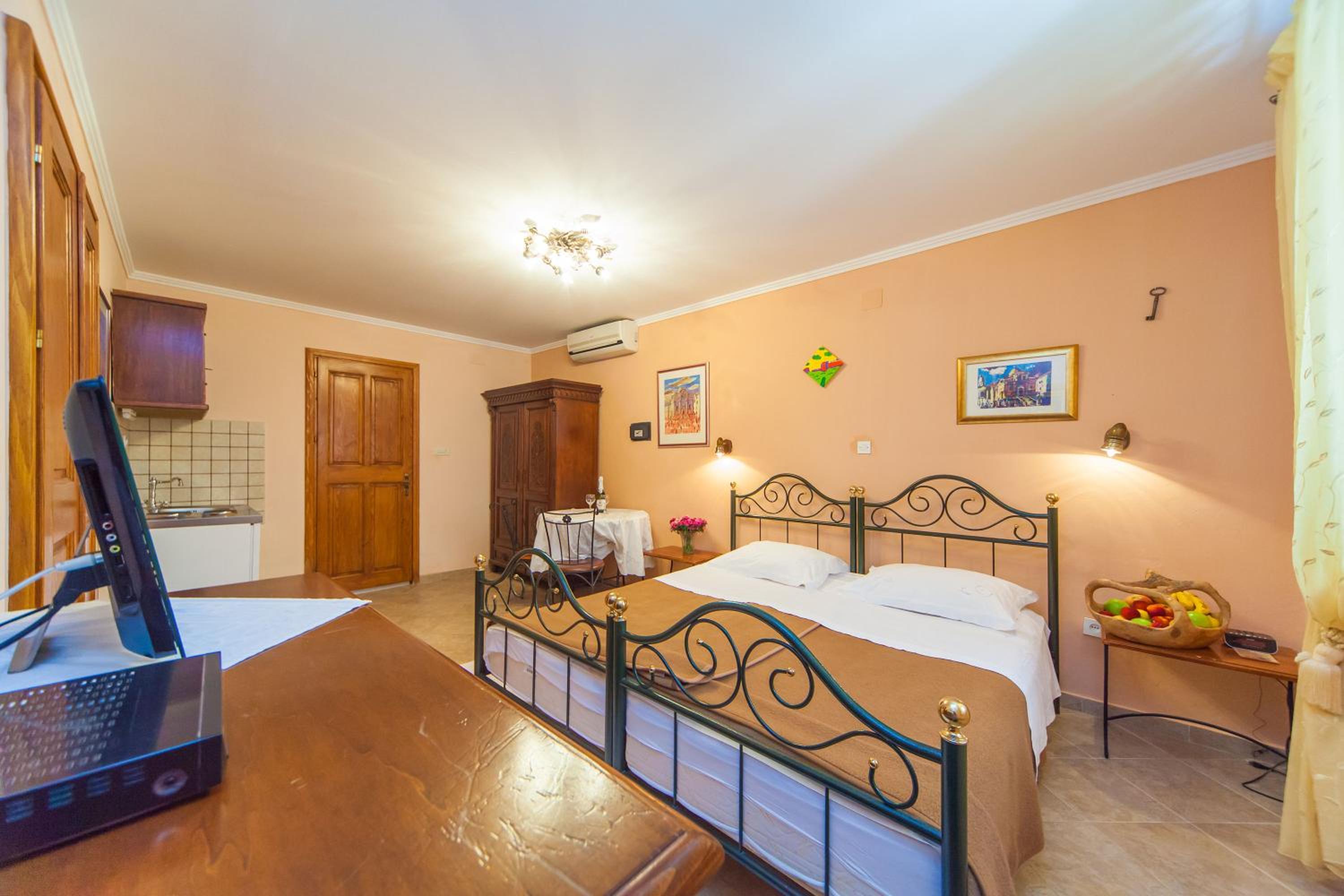 Amoret Apartments
