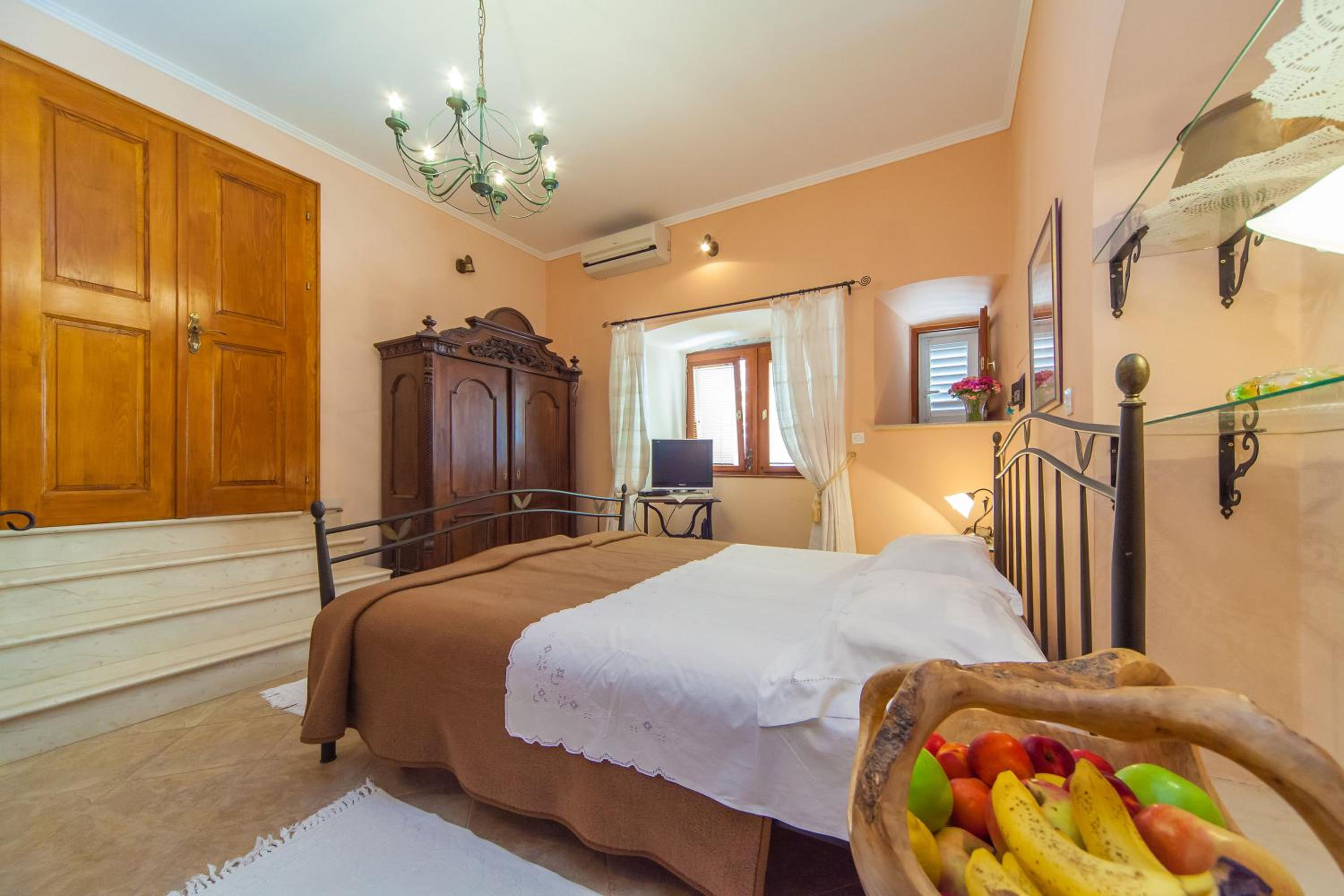 Amoret Apartments