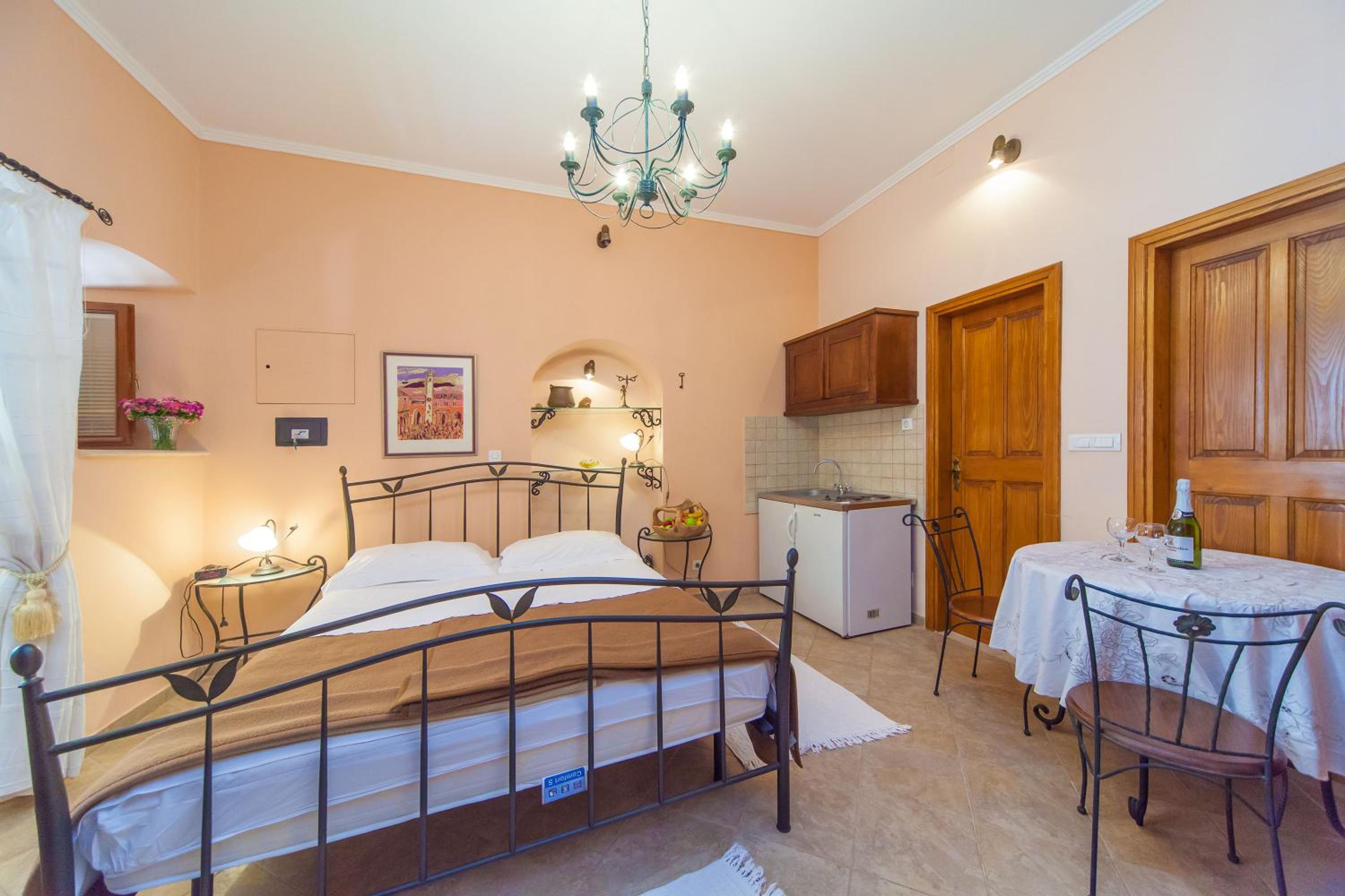 Amoret Apartments
